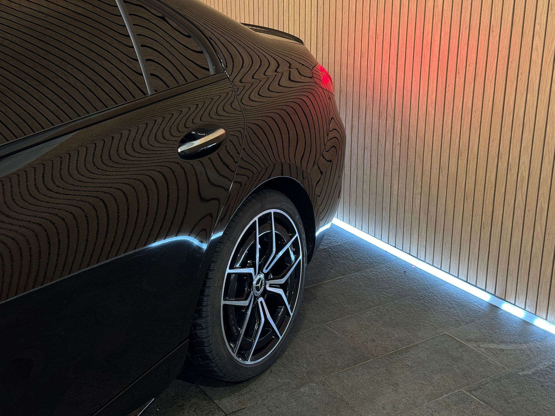 MERCEDES-BENZ C 300 4Matic AMG Line-image-5