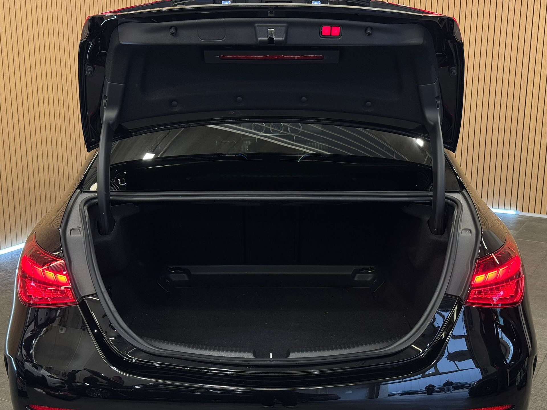 MERCEDES-BENZ C 300 4Matic AMG Line-image-4