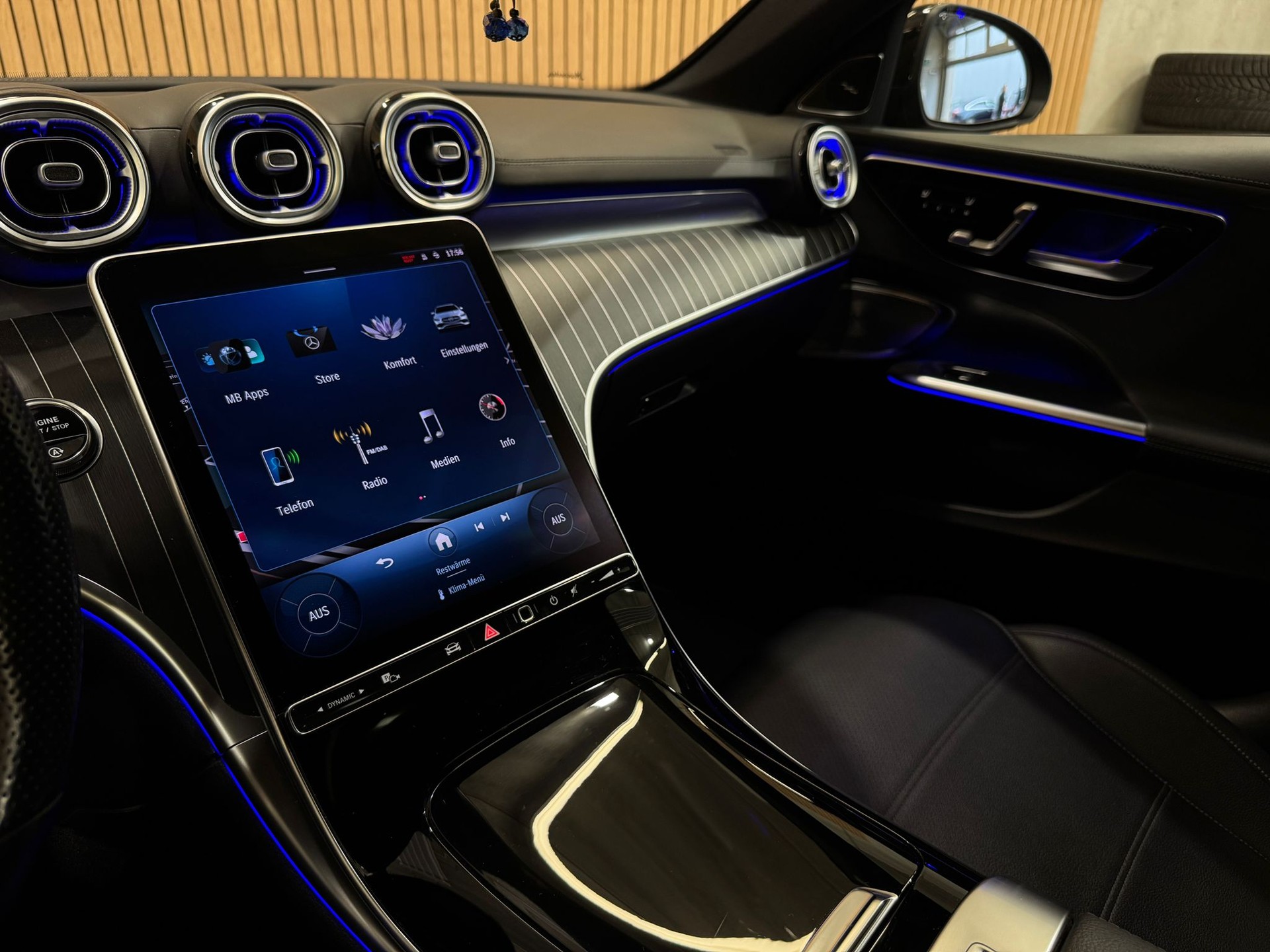 MERCEDES-BENZ C 300 4Matic AMG Line-image-13