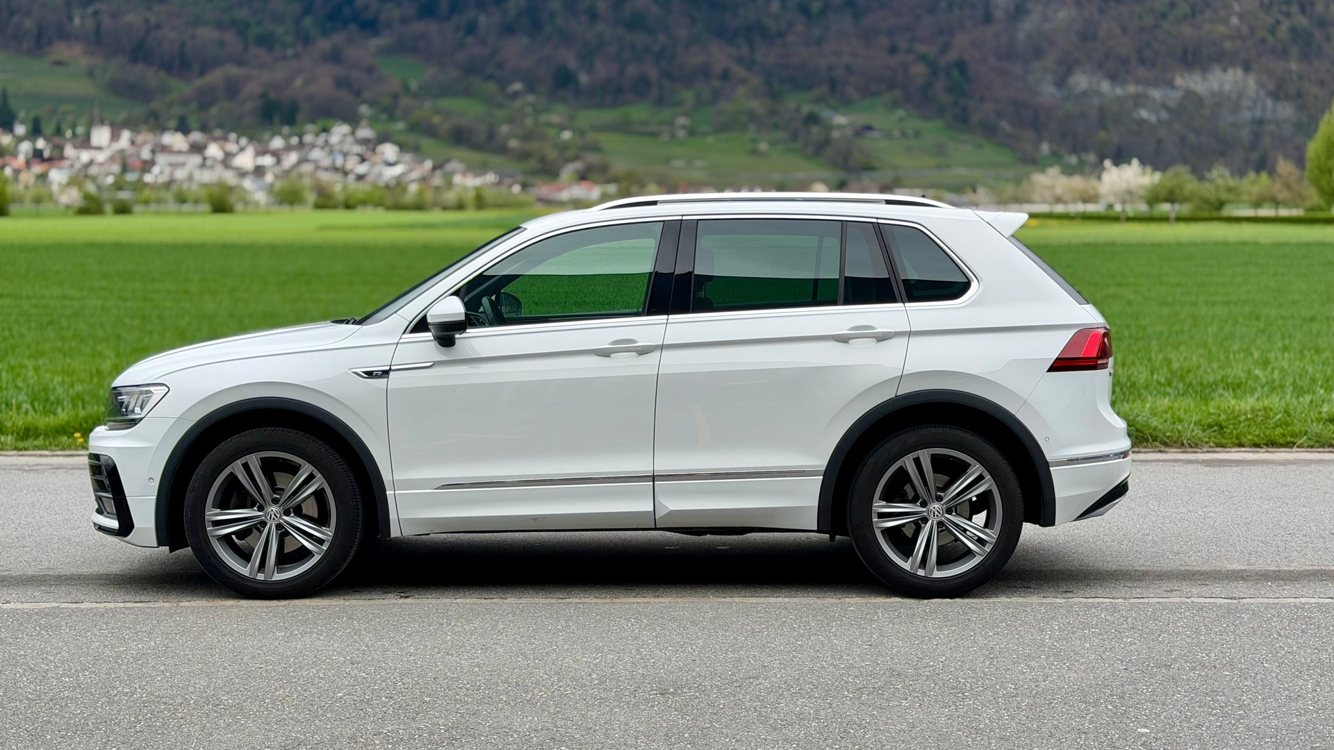 VW Tiguan 2.0TSI Highline 4Motion DSG-showroom-element-1