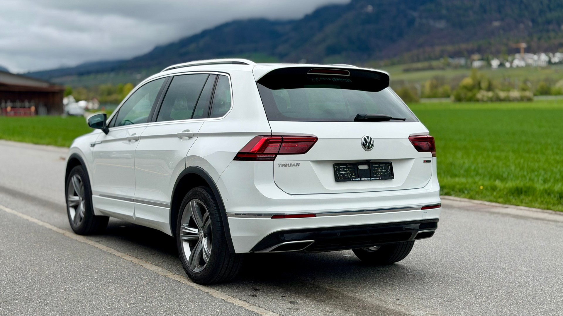 VW Tiguan 2.0TSI Highline 4Motion DSG-showroom-element-2