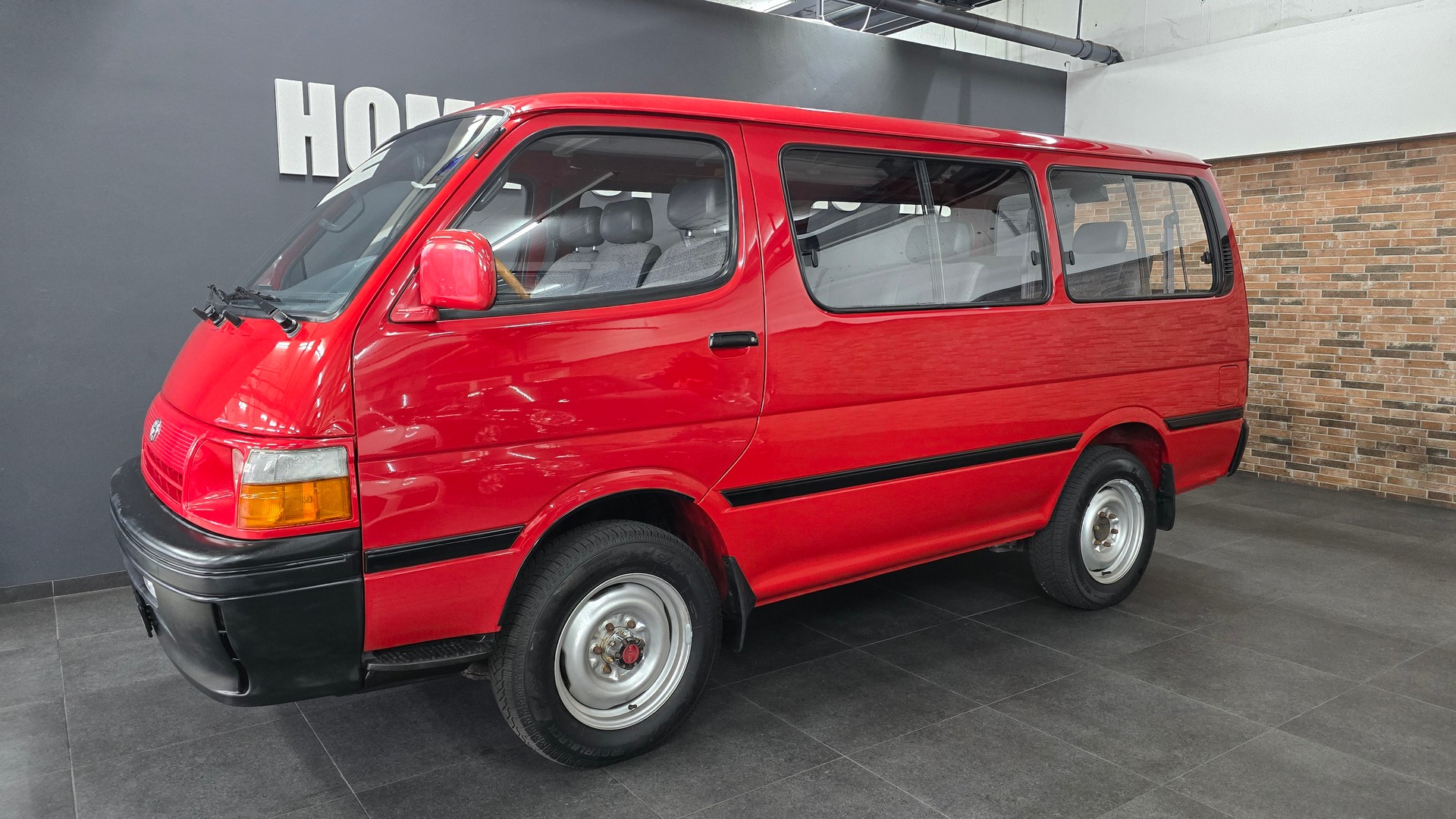 TOYOTA Hiace 2.4 4x4 Saloon Jub.-showroom-element-2