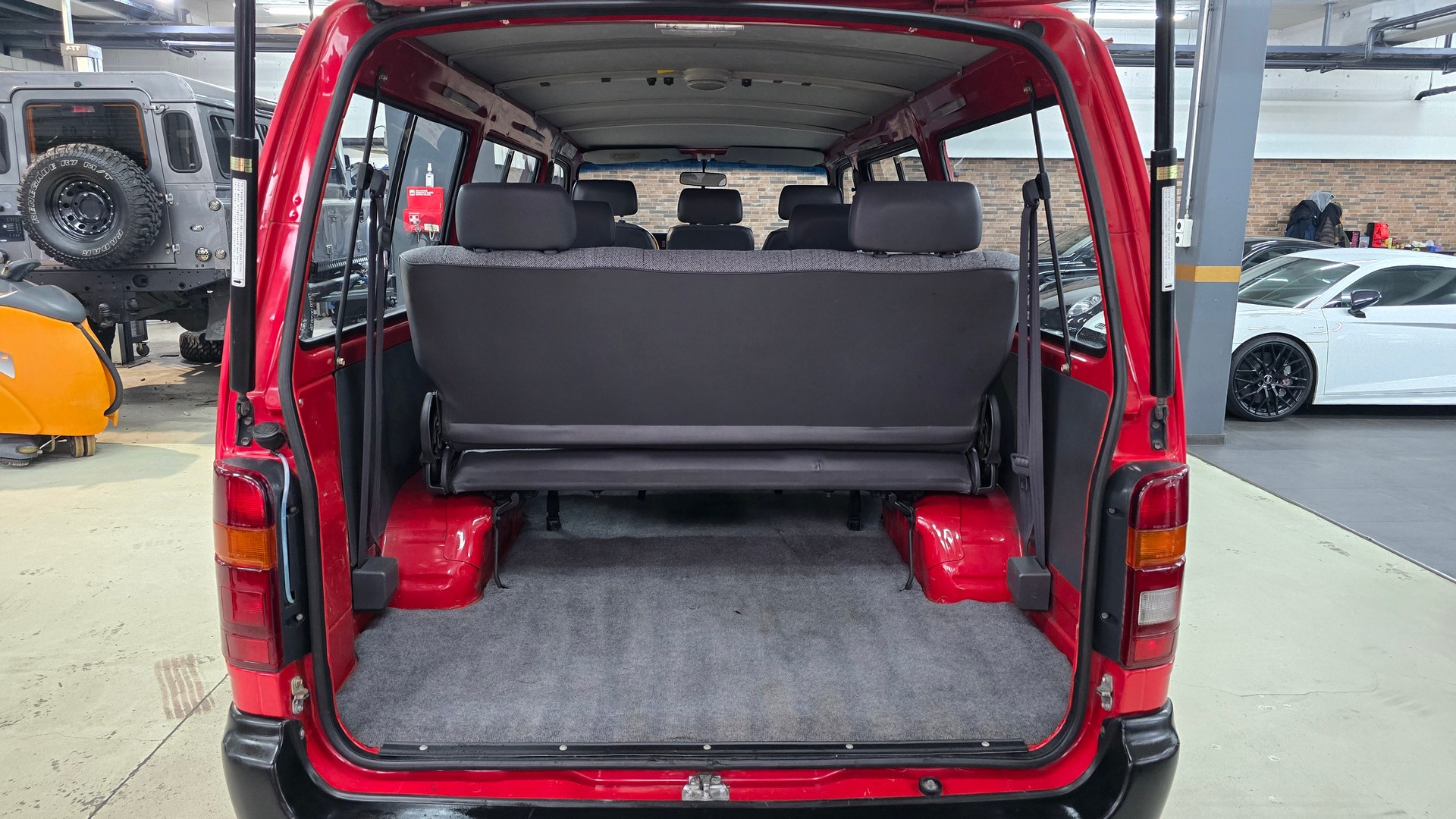 TOYOTA Hiace 2.4 4x4 Saloon Jub.-image-26