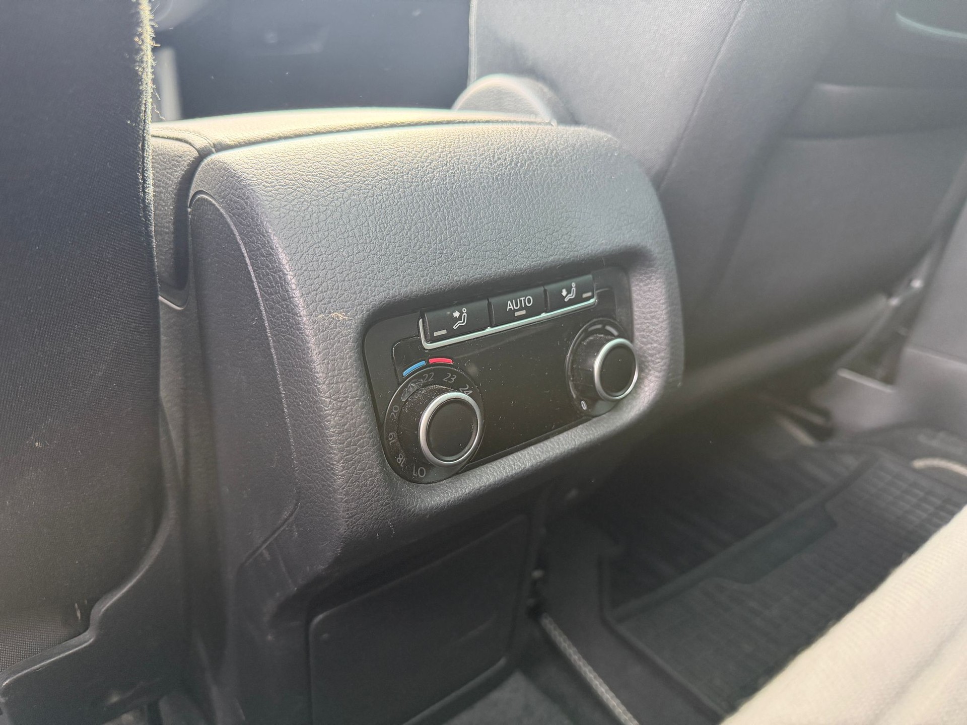 VW Sharan 1.4 TSI BlueMotion Technology Cup-image-24