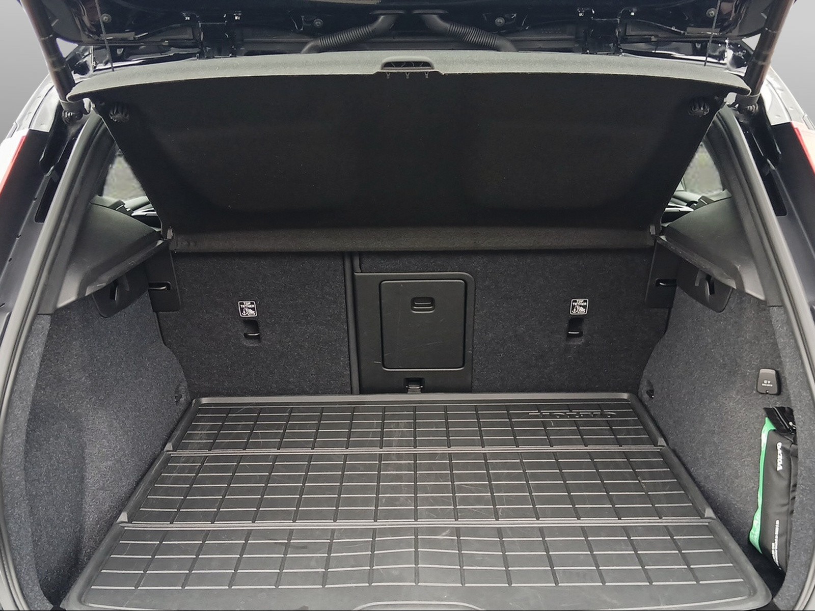 VOLVO XC40 2.0 B4 MH Plus Dark AWD-image-9