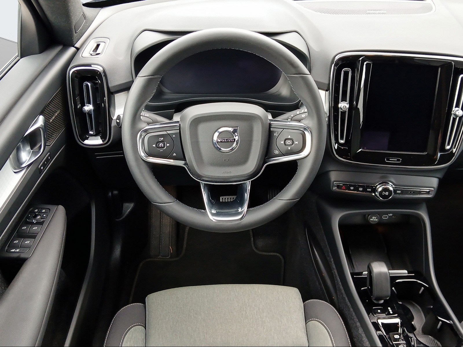 VOLVO XC40 2.0 B4 MH Plus Dark AWD-image-14