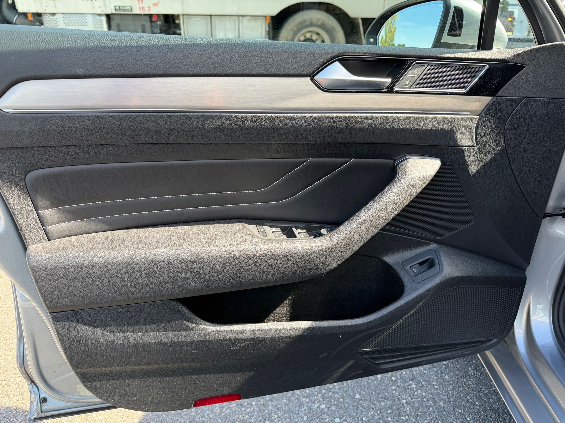 VW Passat 2.0 TDI BMT Elegance 4Motion DSG-image-11