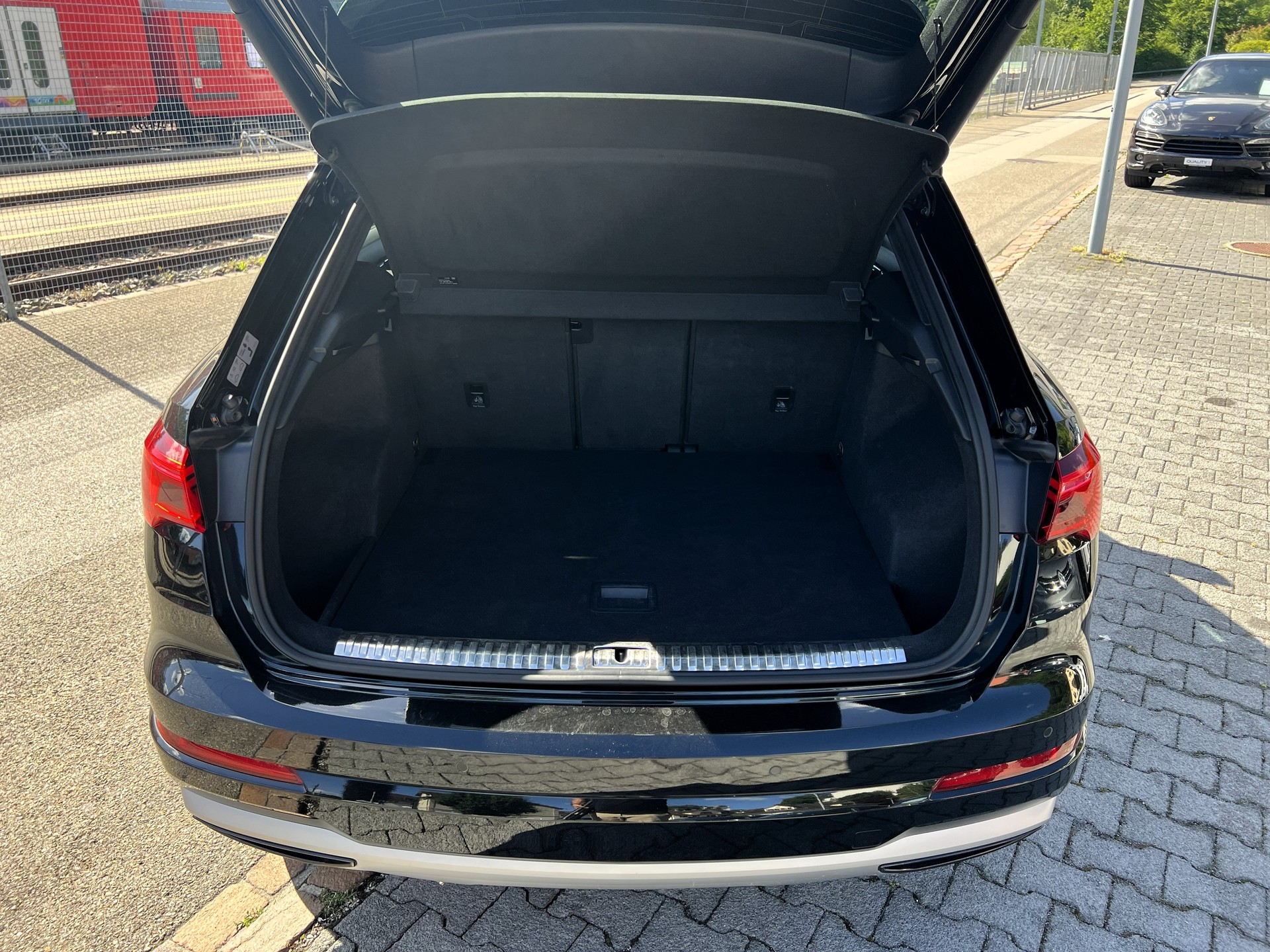 AUDI Q3 40 TDI advanced quattro S-tronic-image-12