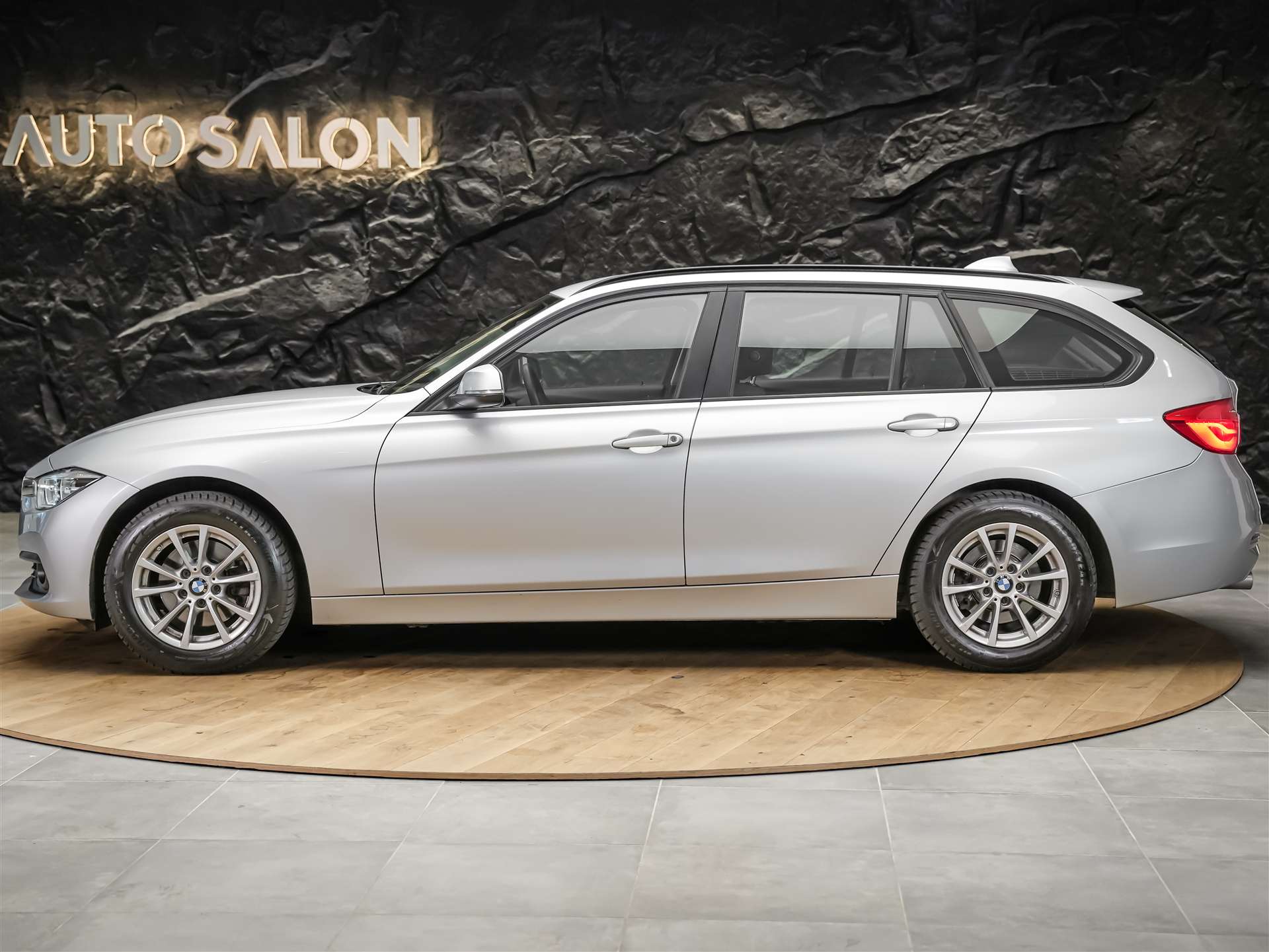 BMW 320d xDrive Touring Steptronic *Head Up Display*Abstandsregler*Adaptiver LED Scheinwerfer*-showroom-element-2
