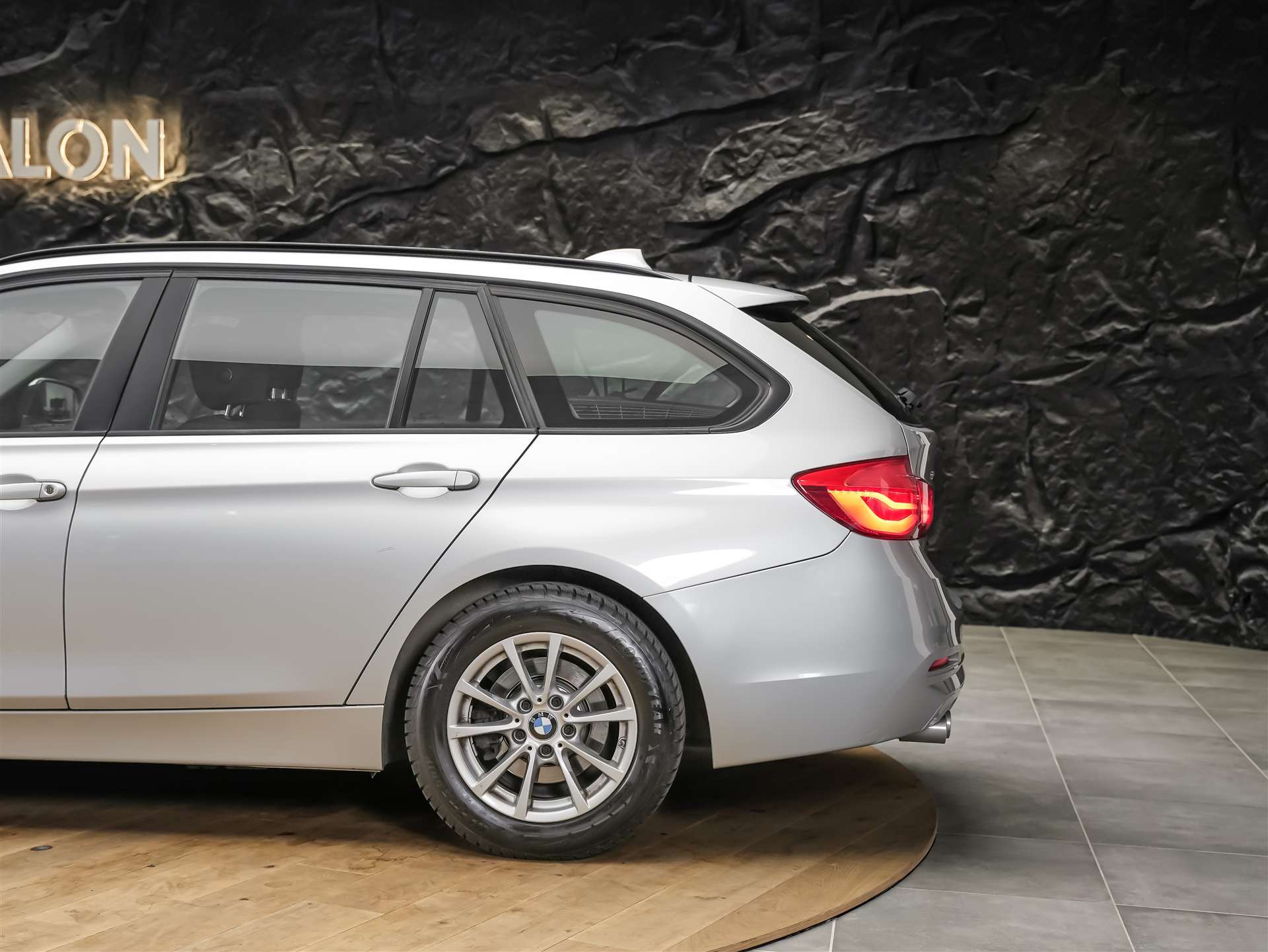 BMW 320d xDrive Touring Steptronic *Head Up Display*Abstandsregler*Adaptiver LED Scheinwerfer*-image-16