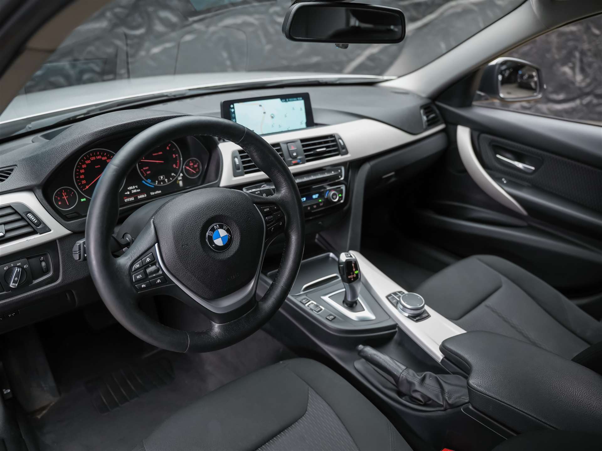 BMW 320d xDrive Touring Steptronic *Head Up Display*Abstandsregler*Adaptiver LED Scheinwerfer*-image-8