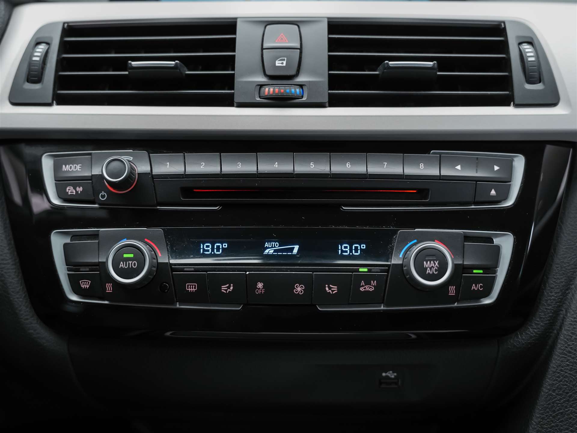 BMW 320d xDrive Touring Steptronic *Head Up Display*Abstandsregler*Adaptiver LED Scheinwerfer*-image-23