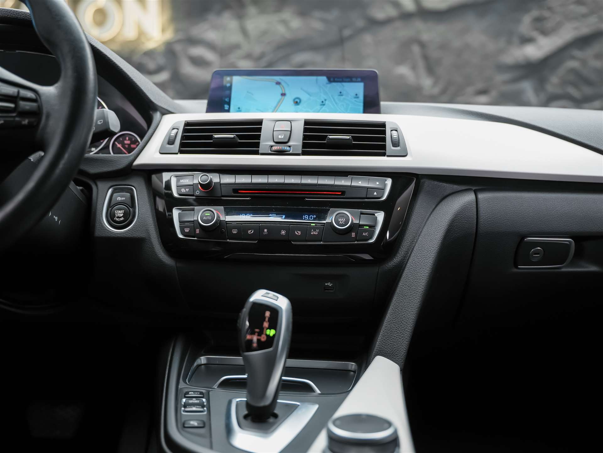 BMW 320d xDrive Touring Steptronic *Head Up Display*Abstandsregler*Adaptiver LED Scheinwerfer*-image-18