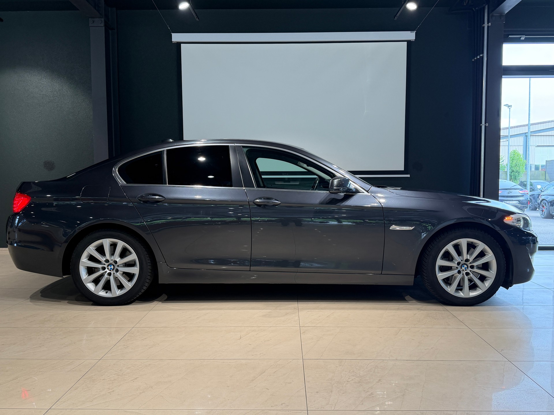 BMW 530 d Steptronic-showroom-element-3