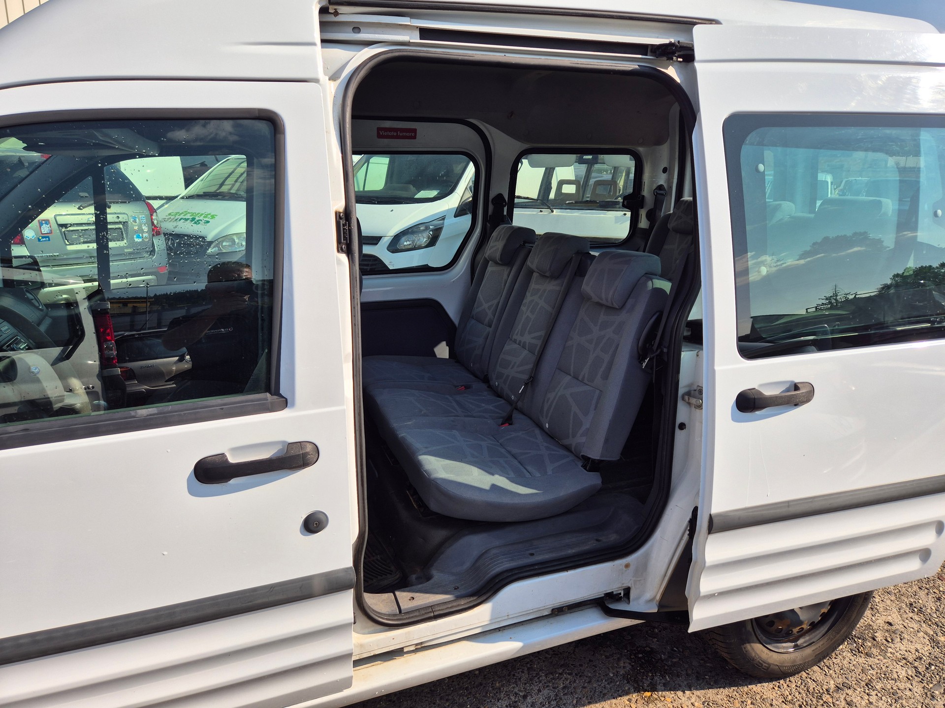 FORD TOURNEO CONNECT-image-9