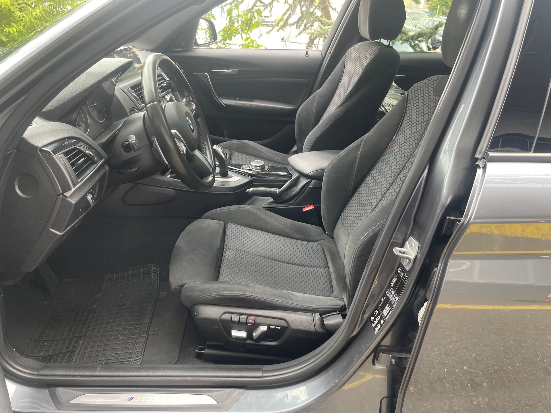 BMW M135i xDrive Steptronic-image-7