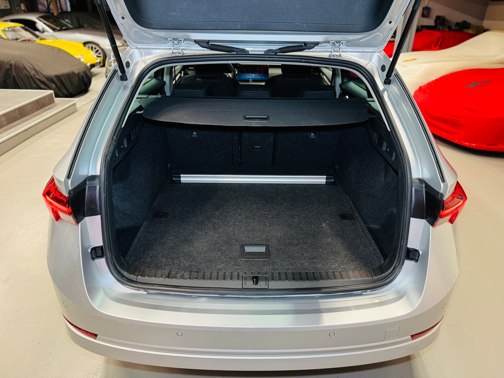 SKODA Octavia Combi 2.0 TDI DSG Ambition PREMIUM 4x4 - Matrix LED / ACC / Navi-image-12