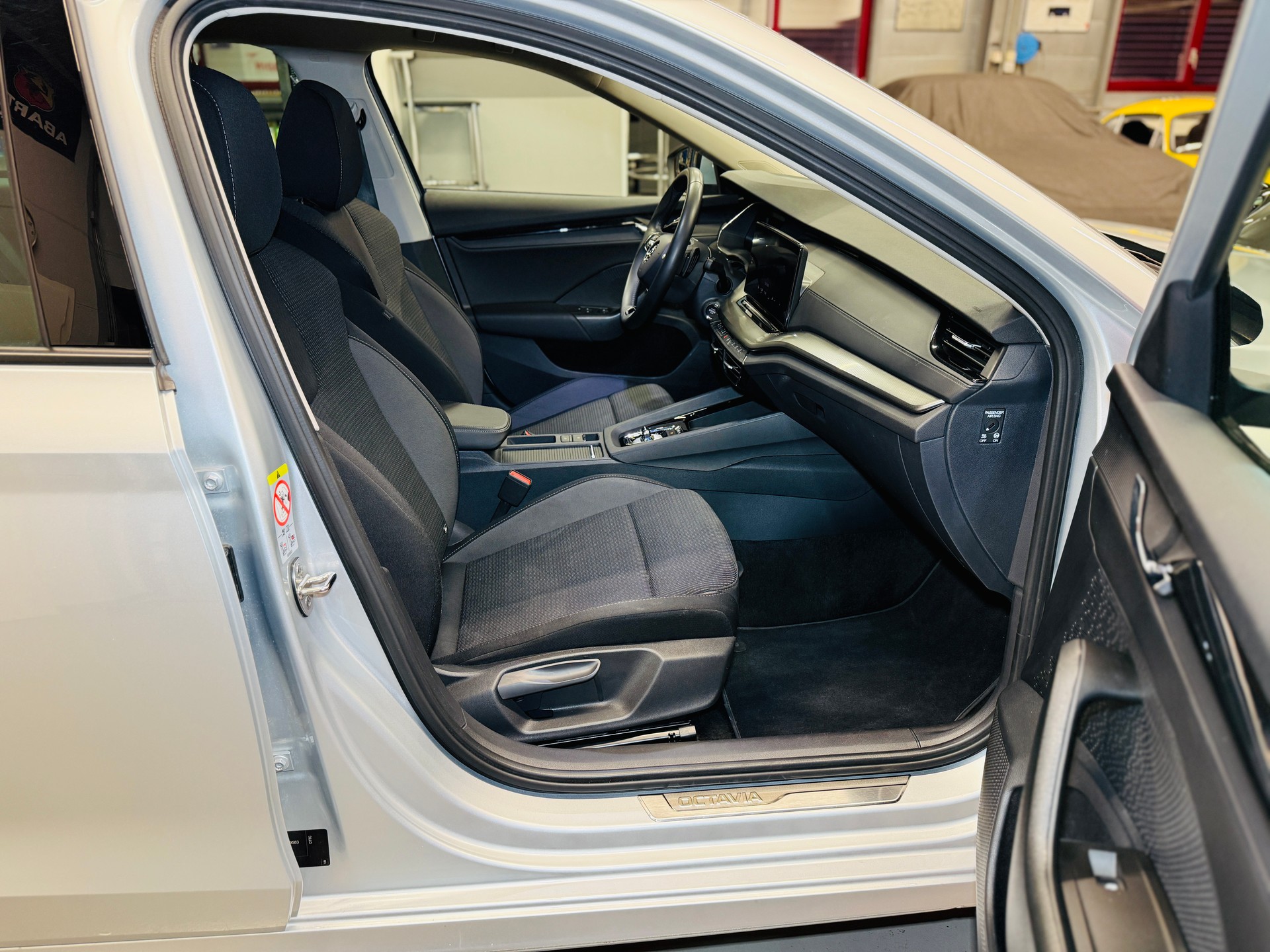 SKODA Octavia Combi 2.0 TDI DSG Ambition PREMIUM 4x4 - Matrix LED / ACC / Navi-image-13