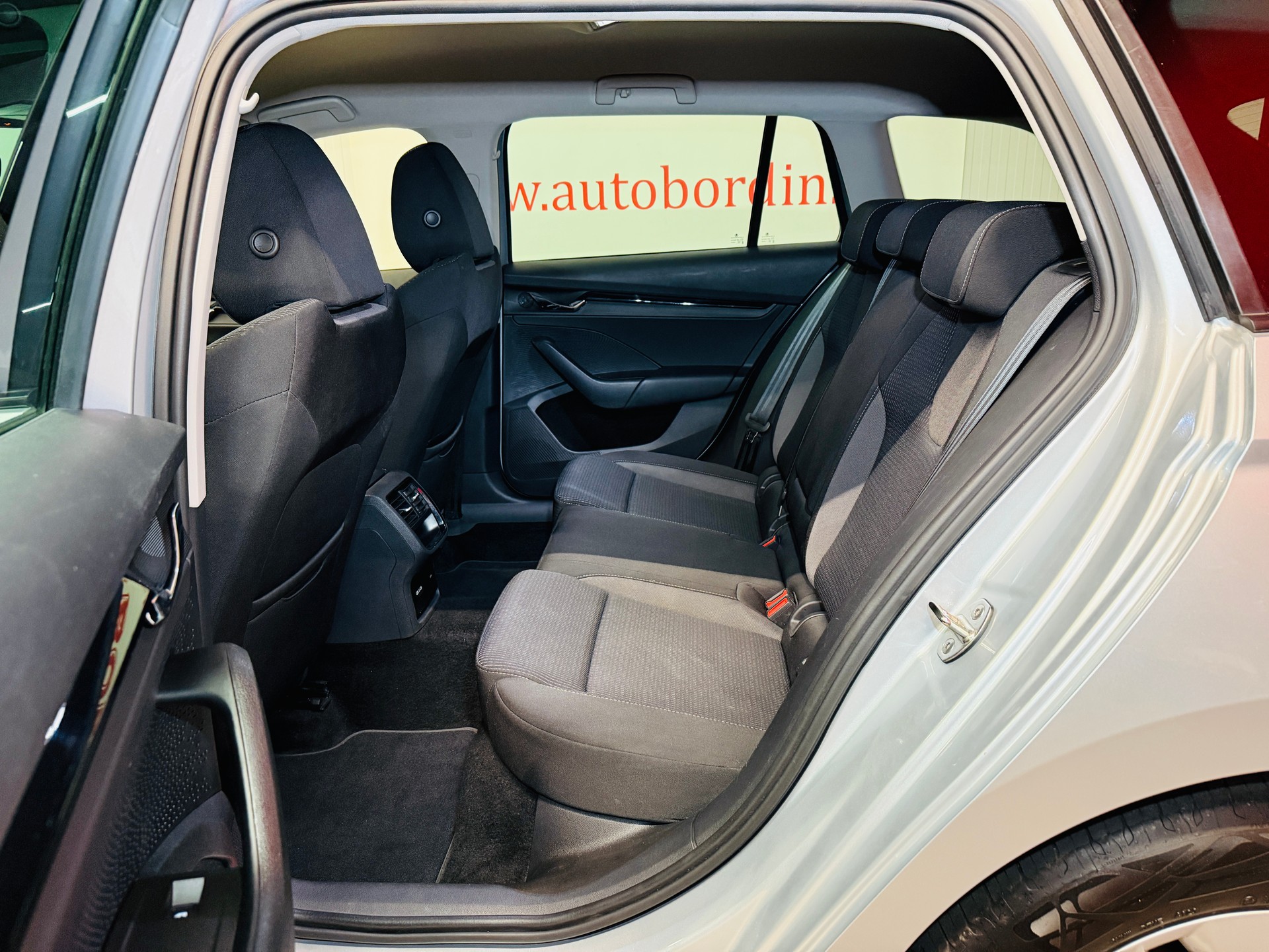 SKODA Octavia Combi 2.0 TDI DSG Ambition PREMIUM 4x4 - Matrix LED / ACC / Navi-image-9