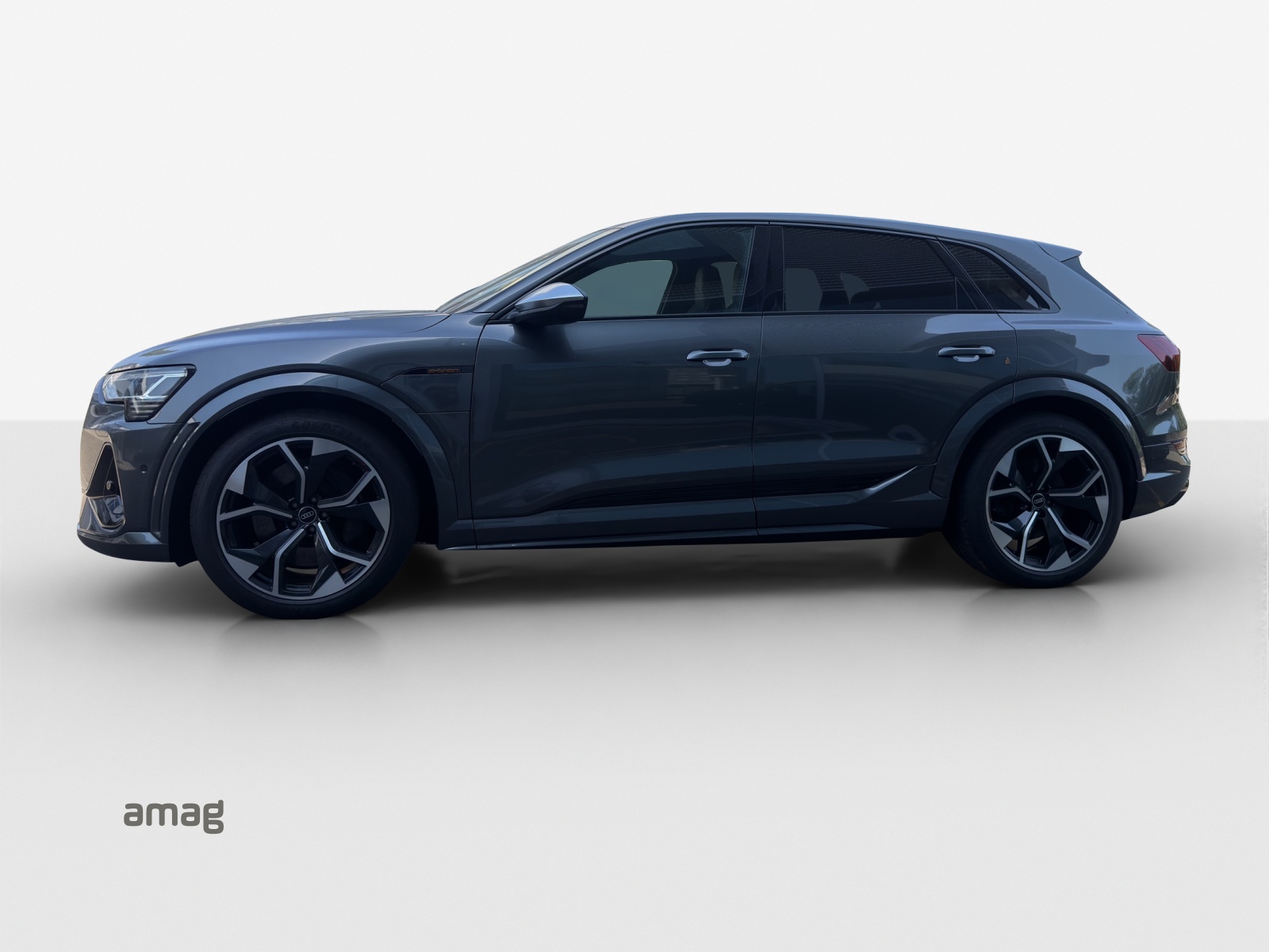 AUDI e-tron S quattro-showroom-element-1