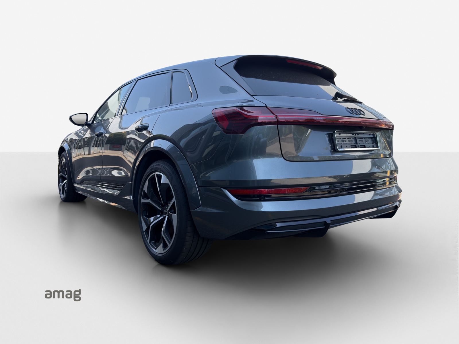 AUDI e-tron S quattro-showroom-element-2