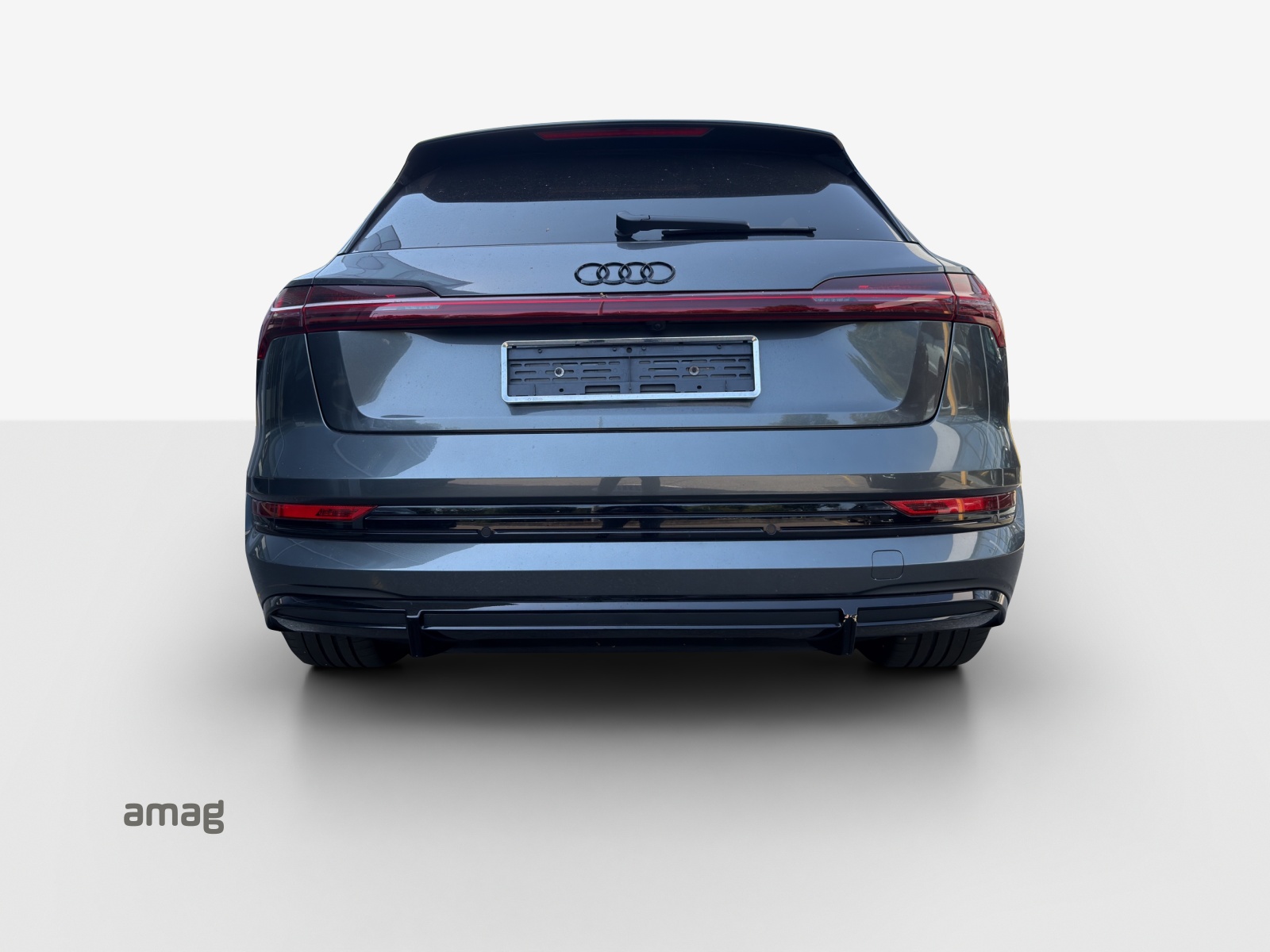 AUDI e-tron S quattro-showroom-element-3
