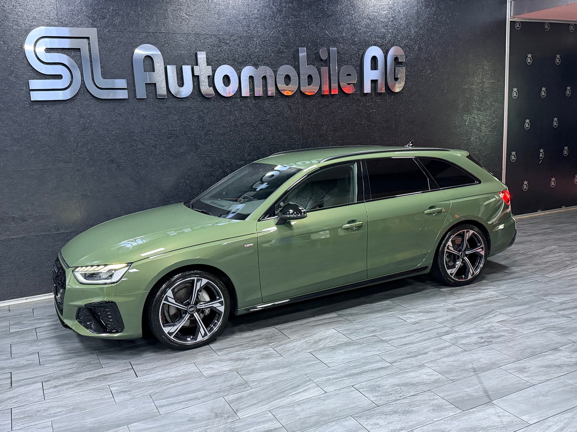 AUDI A4 Avant 40 TFSI S line S-tronic / Farbe Distrikgrün Metalic / Leasing ab 399.--showroom-element-3