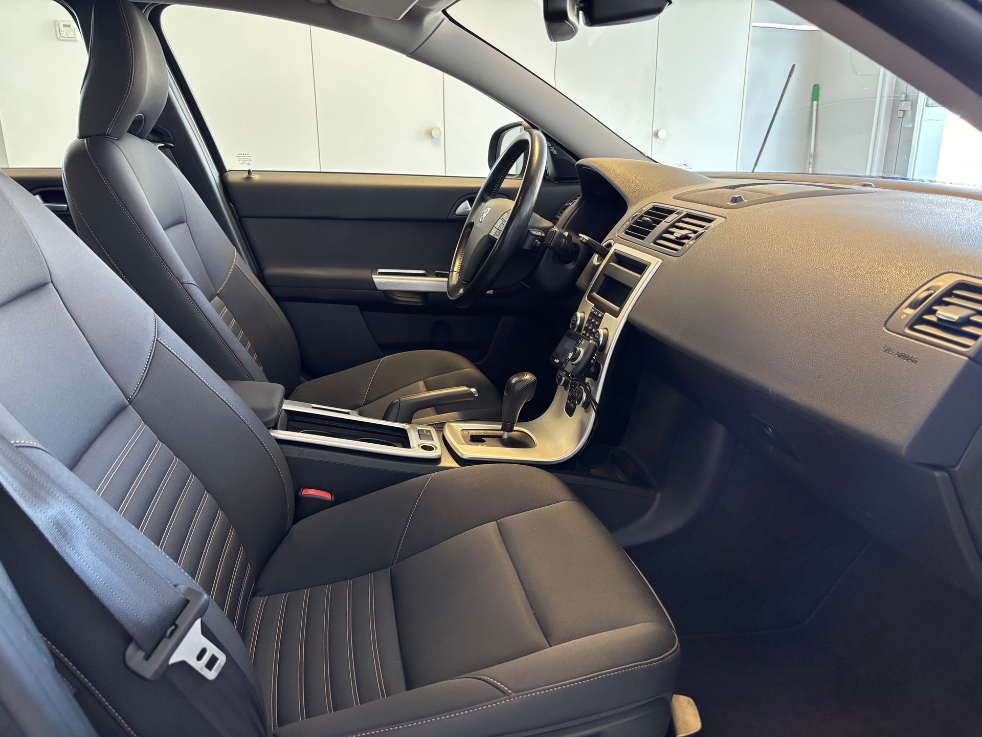 VOLVO S40 D3 Momentum Geartronic-image-9