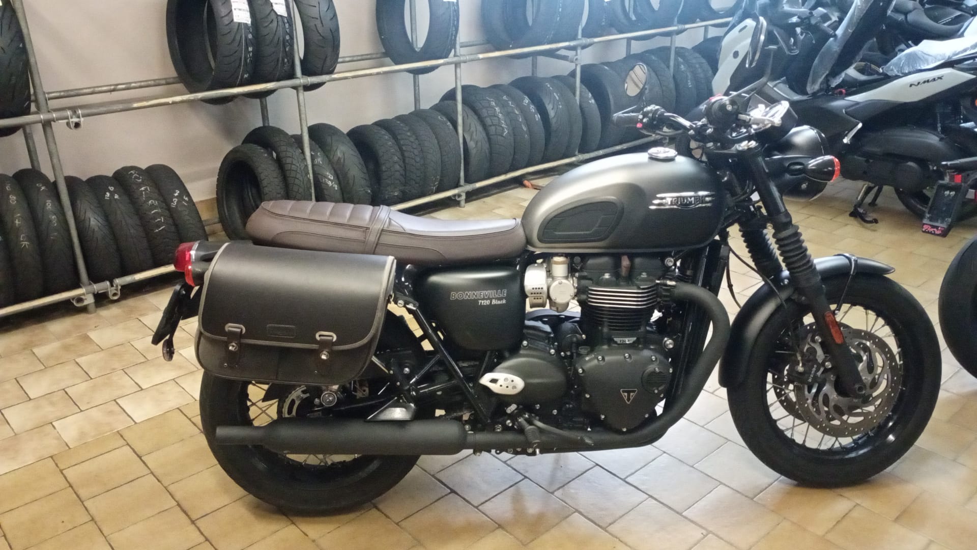 TRIUMPH Bonneville T120 Black-image-2
