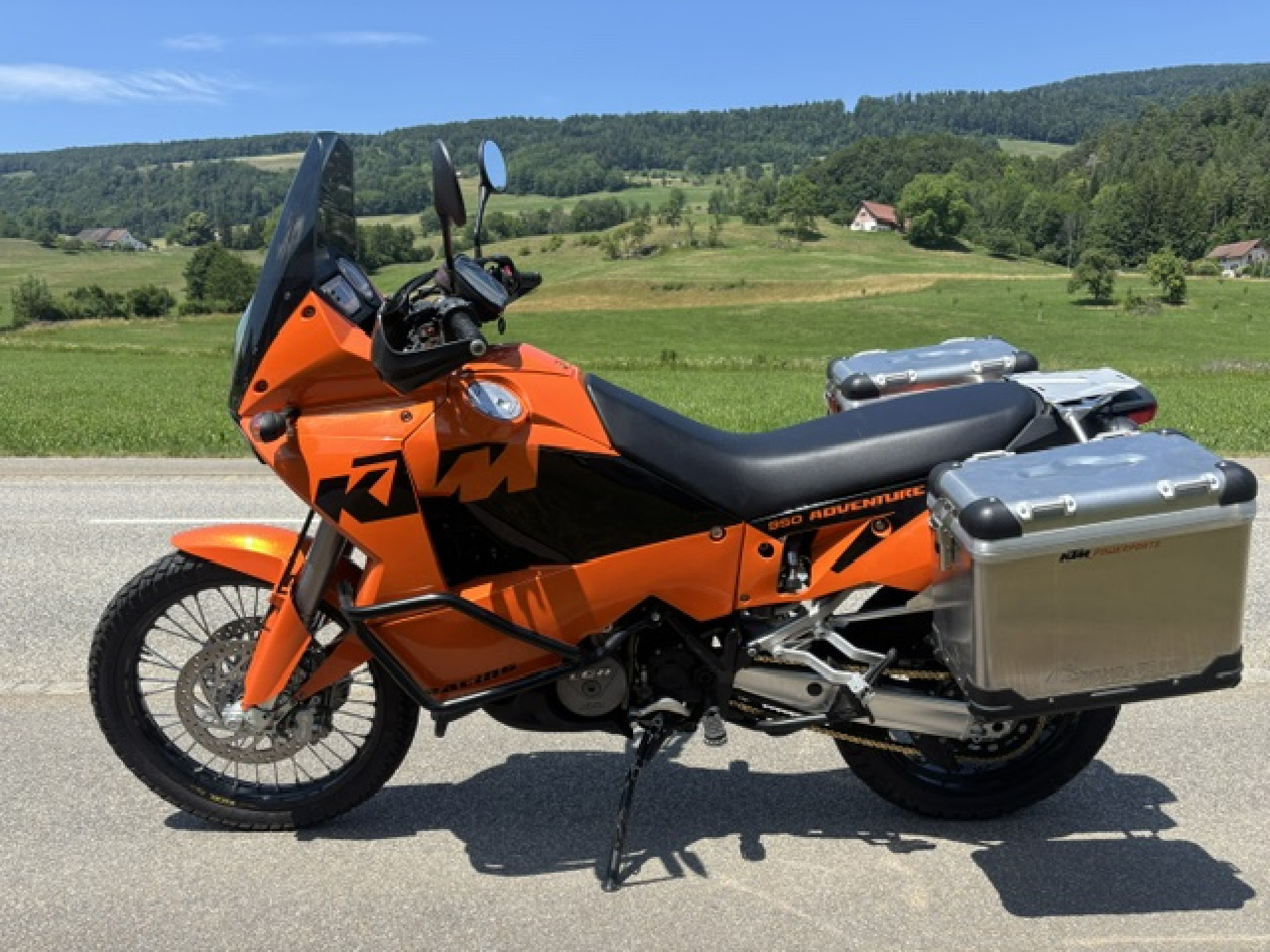 KTM 950 Adventure-image-1