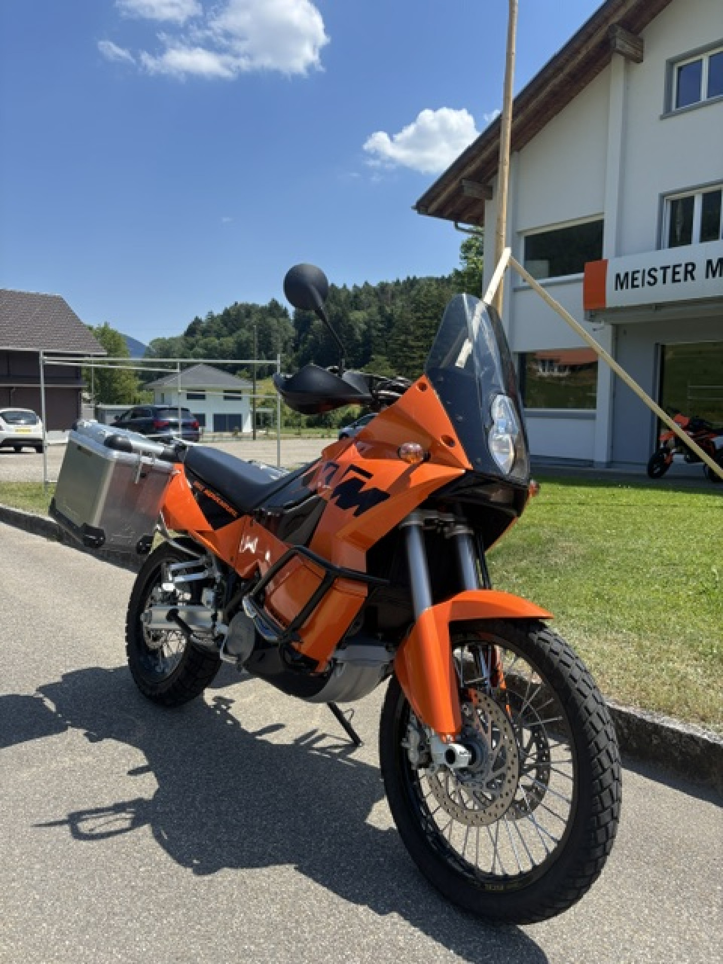 KTM 950 Adventure-image-2