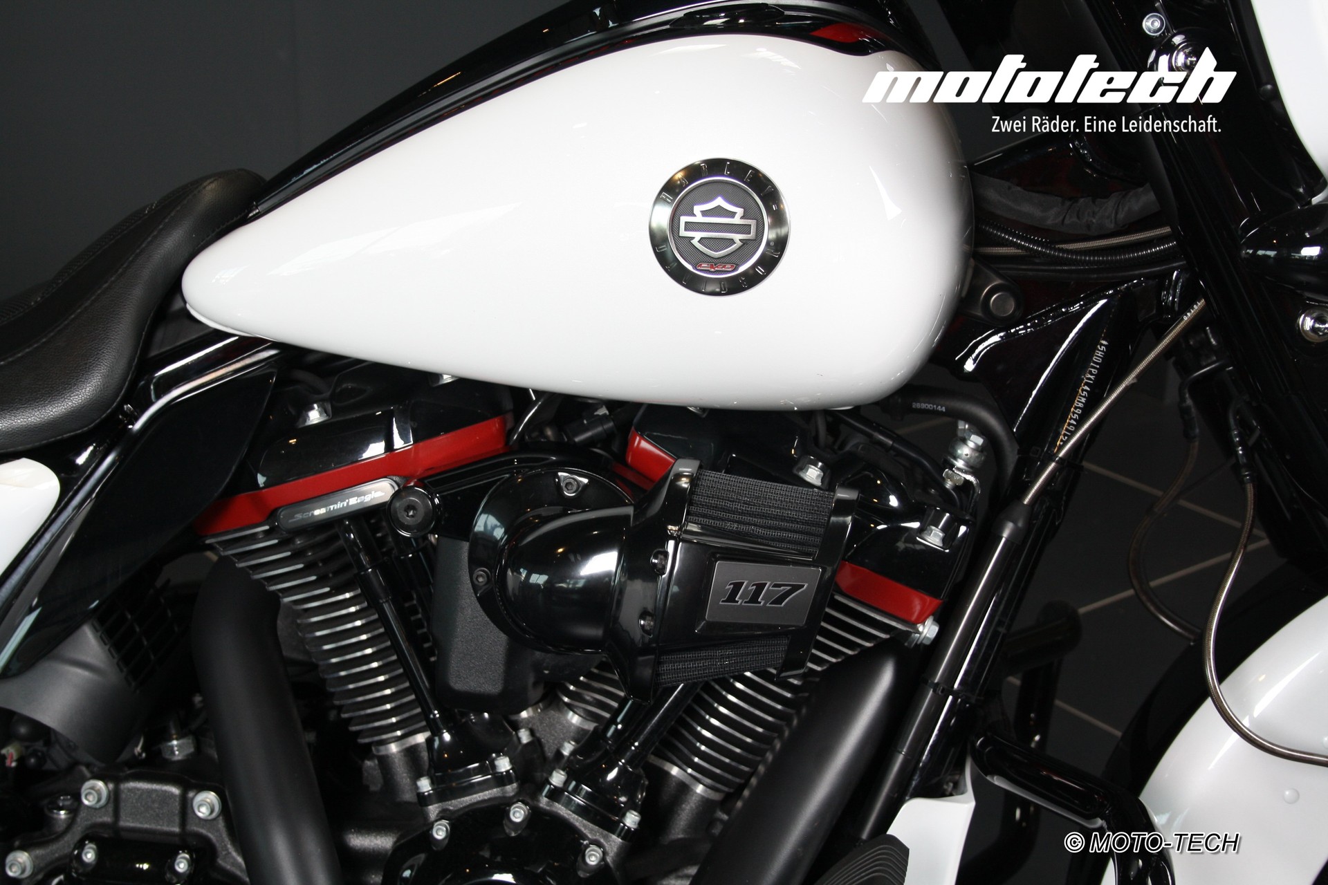 HARLEY-DAVIDSON FLHXSE-image-7