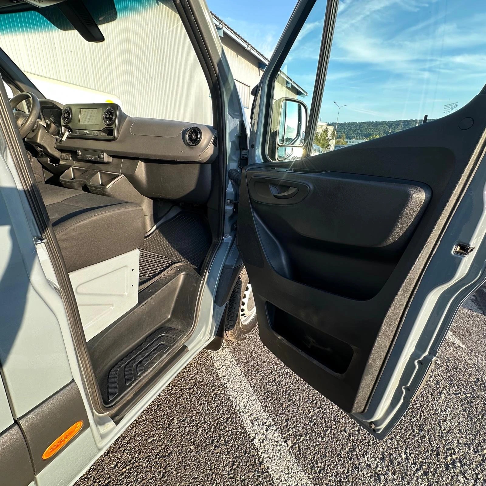MERCEDES-BENZ Sprinter 214 CDI Standard 9G-TRONIC FWD-image-21