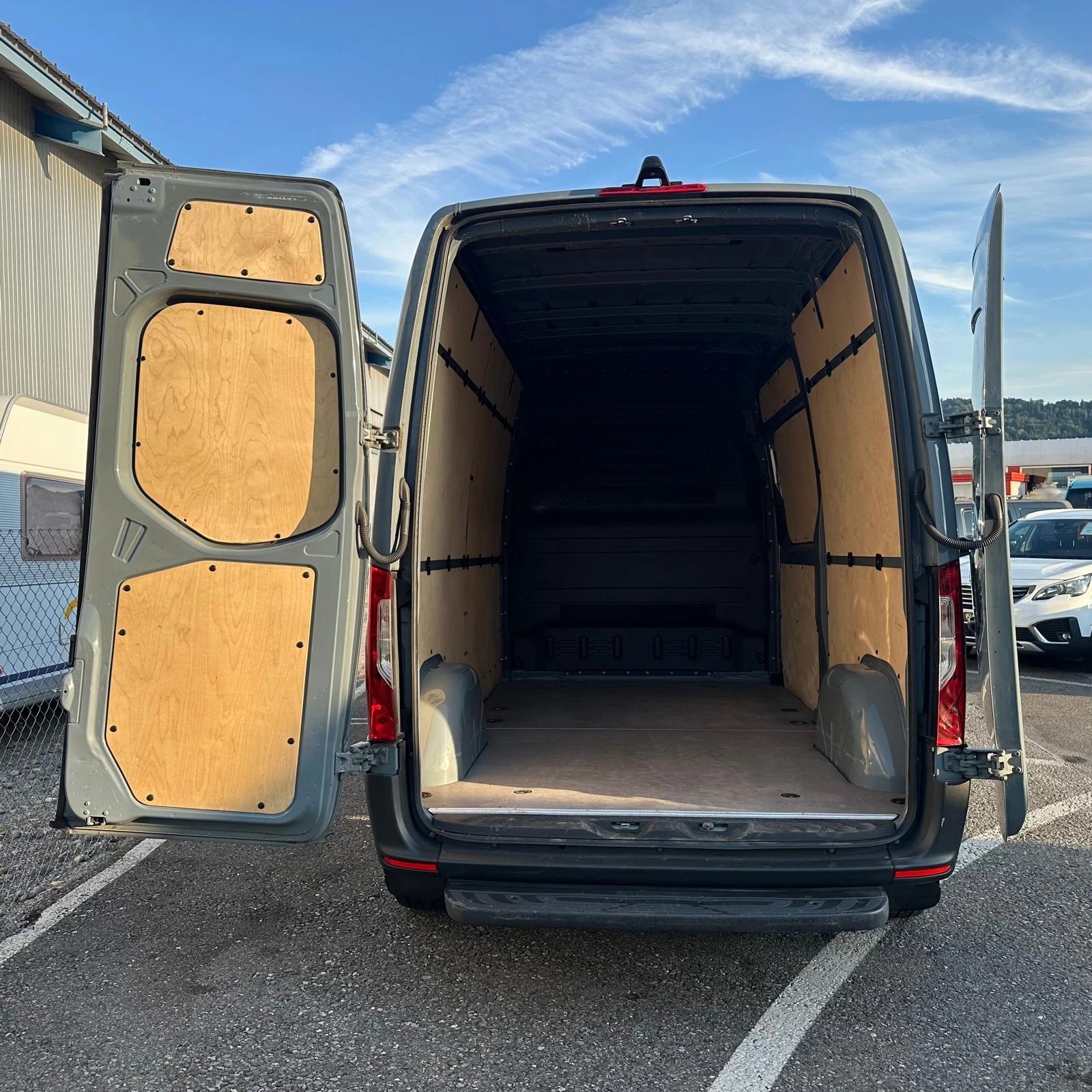 MERCEDES-BENZ Sprinter 214 CDI Standard 9G-TRONIC FWD-image-13
