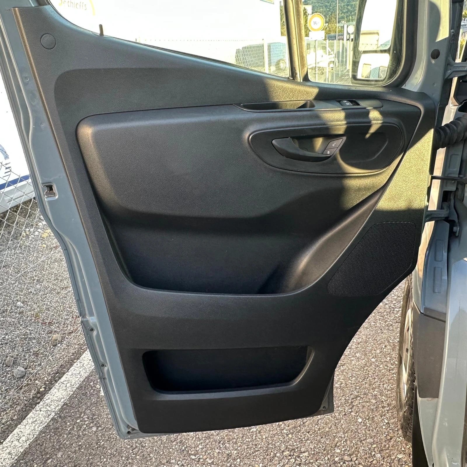 MERCEDES-BENZ Sprinter 214 CDI Standard 9G-TRONIC FWD-image-22