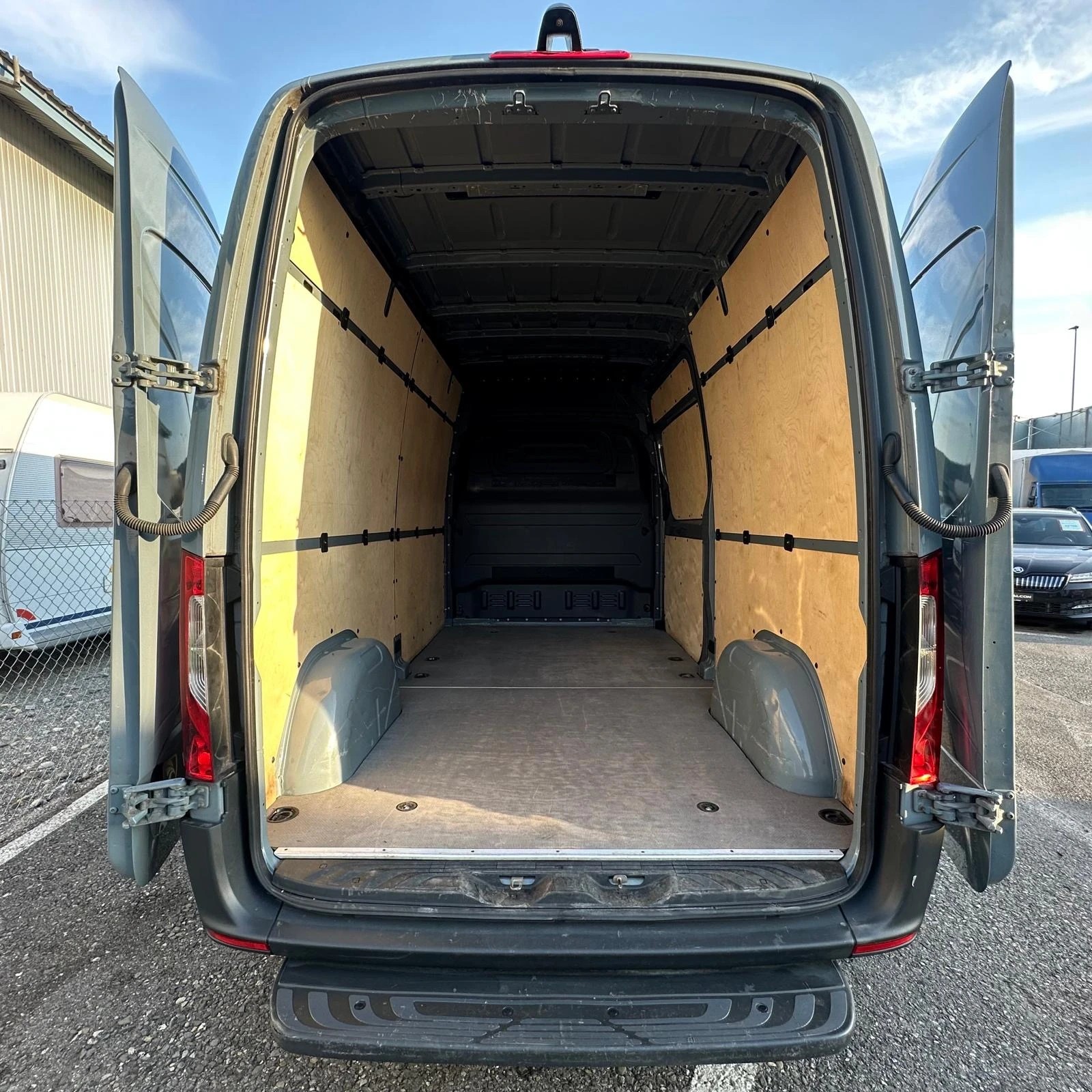 MERCEDES-BENZ Sprinter 214 CDI Standard 9G-TRONIC FWD-image-12