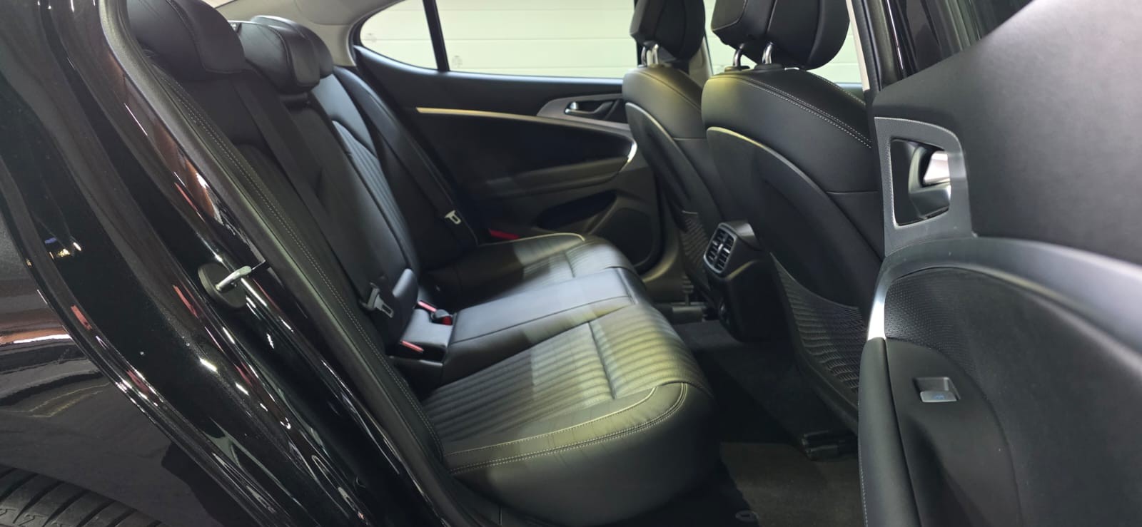 GENESIS G70 2.2 CRDI Luxury AT8 AWD-image-25