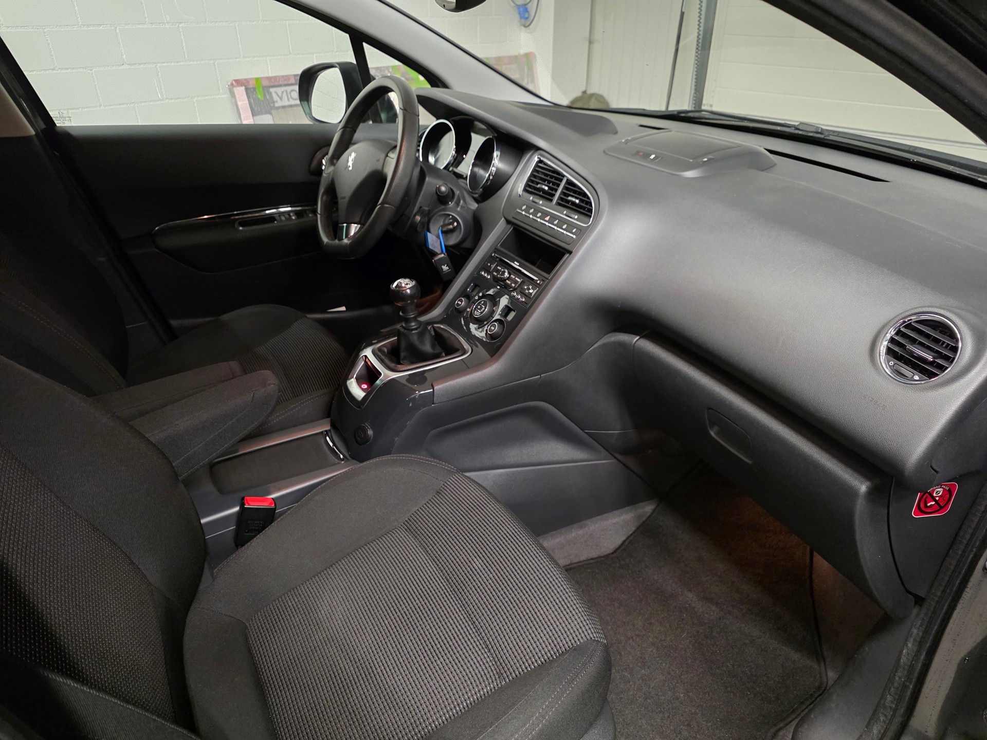 PEUGEOT 5008 1.6 16V T Sport Pack-image-15