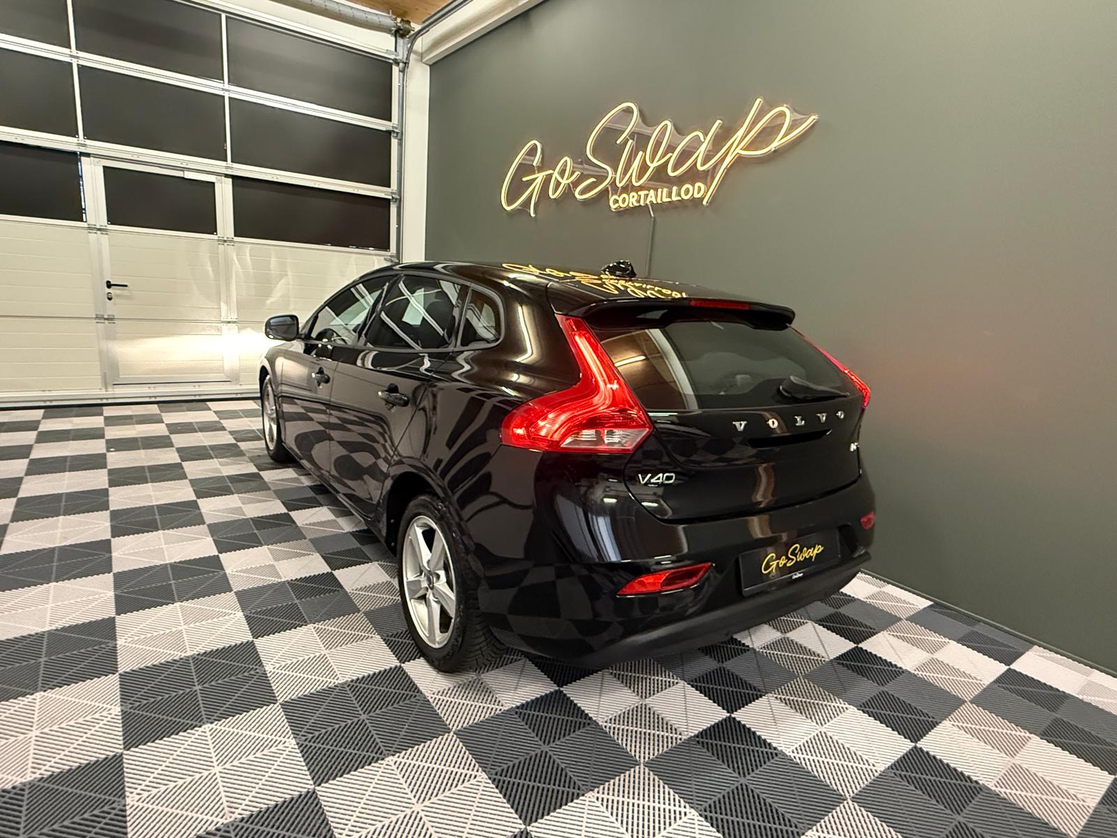 VOLVO V40 D2 Powershift-showroom-element-3