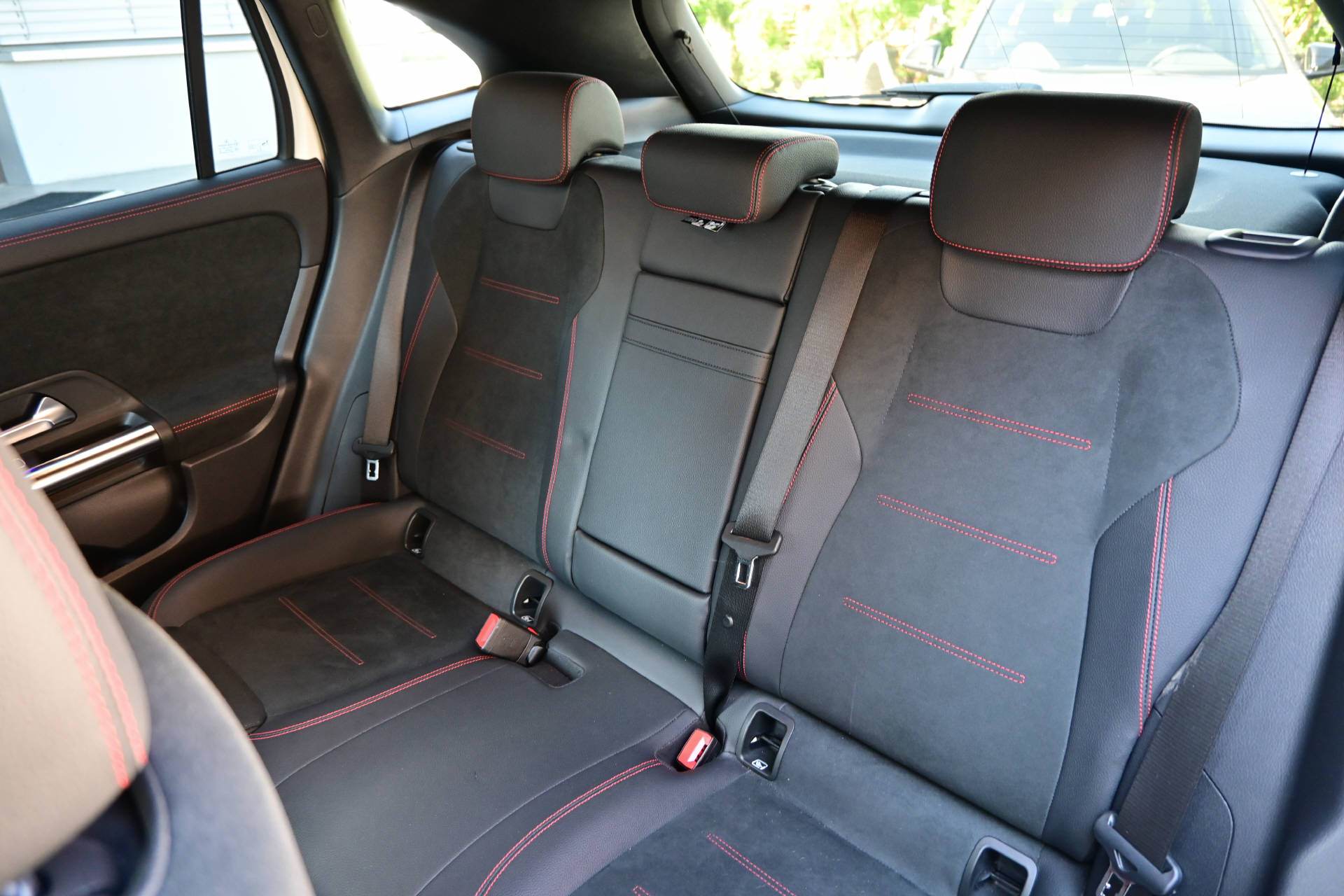 MERCEDES-BENZ EQA 250 AMG Line-image-19