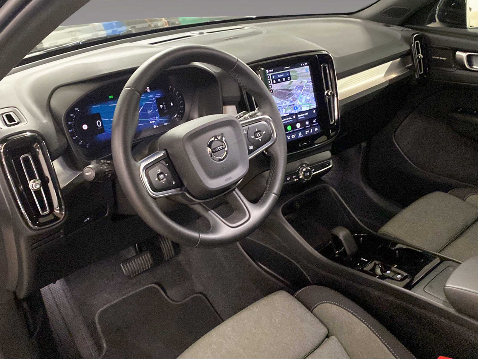 VOLVO XC40 2.0 B3 MH Plus Dark-image-8