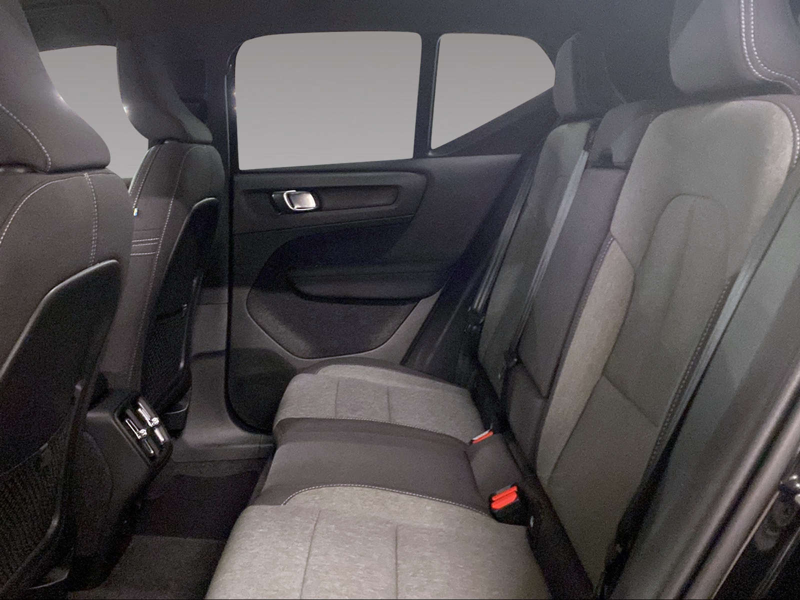VOLVO XC40 2.0 B3 MH Plus Dark-image-6