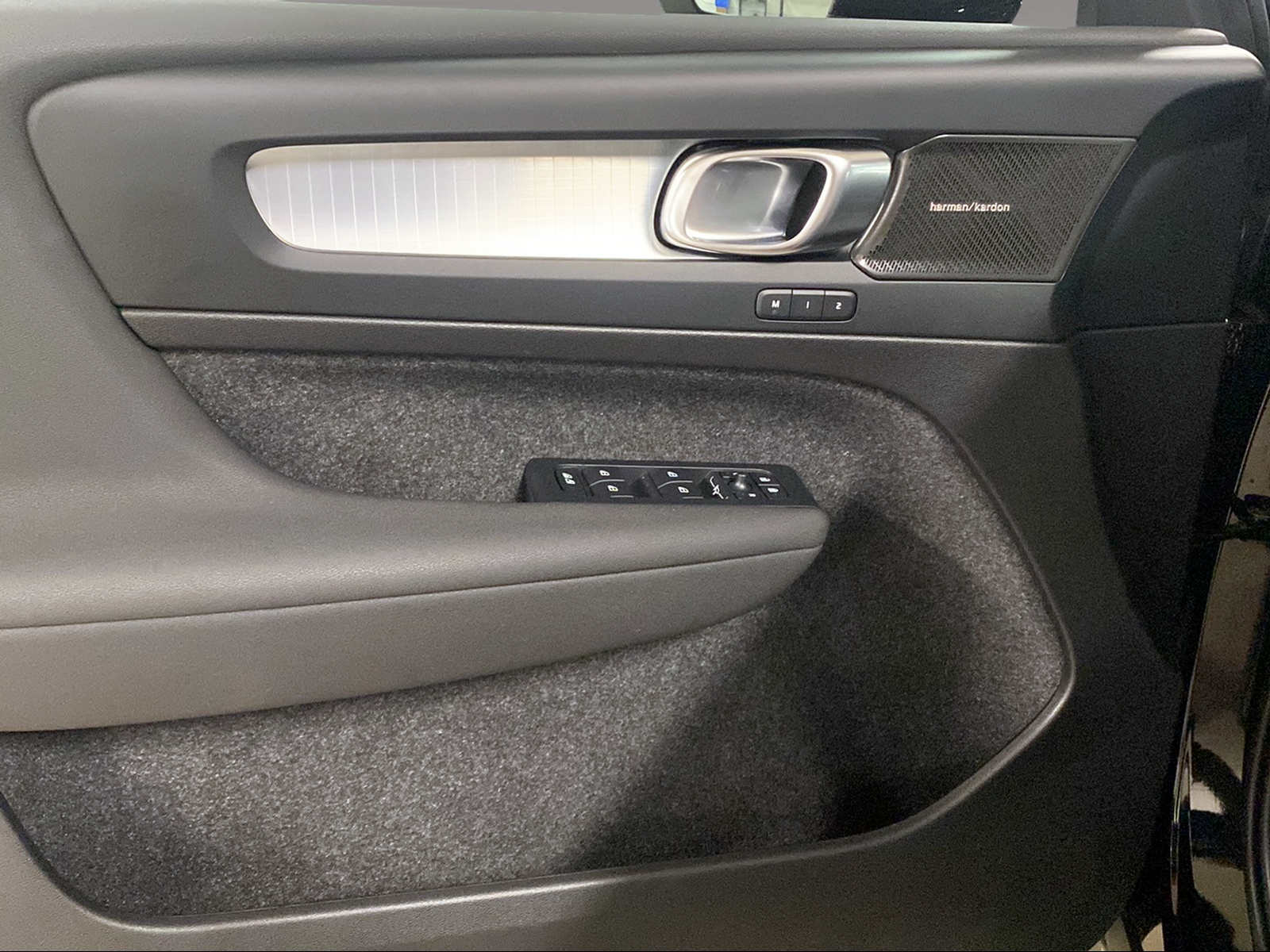 VOLVO XC40 2.0 B3 MH Plus Dark-image-9