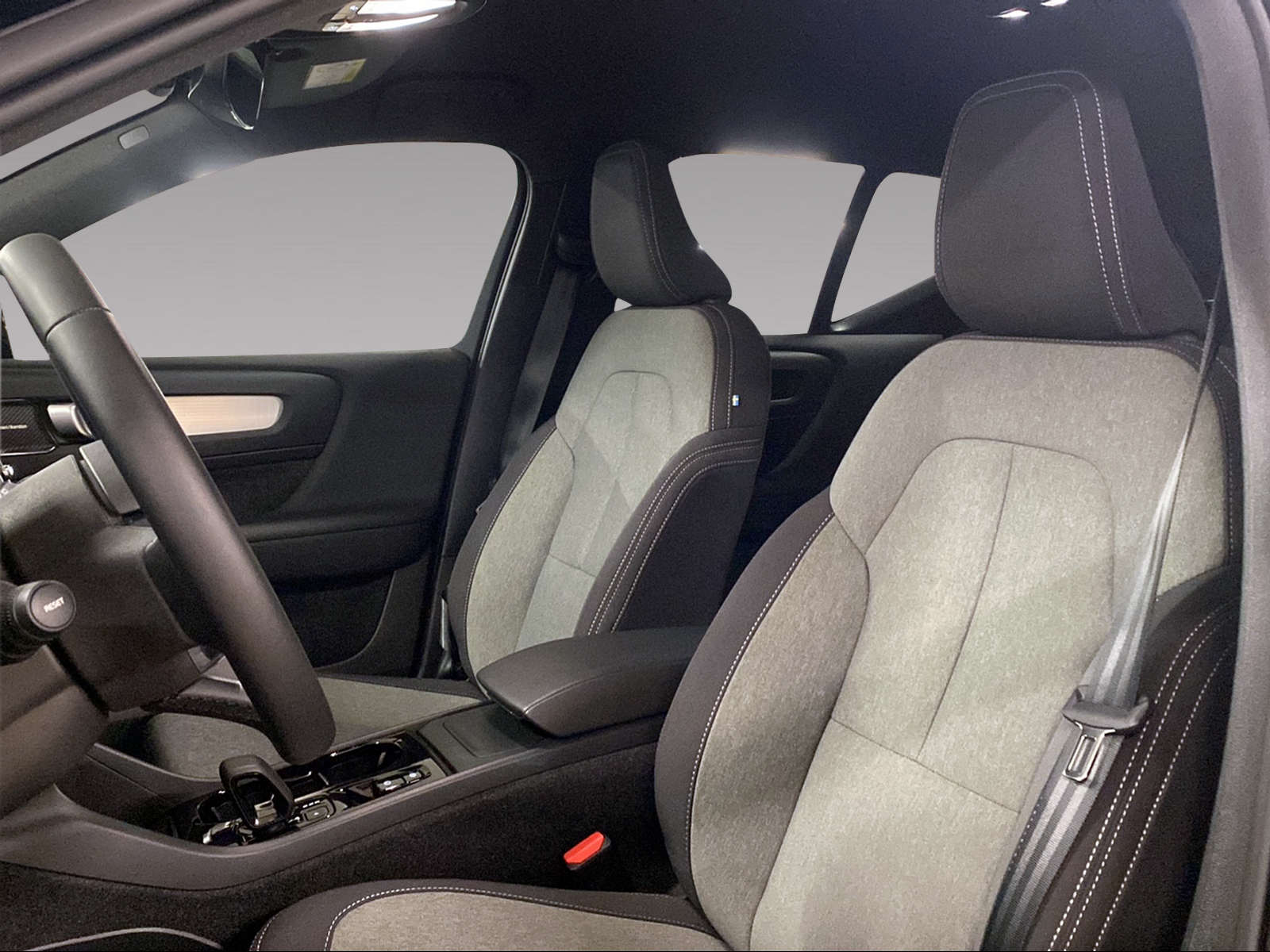 VOLVO XC40 2.0 B3 MH Plus Dark-image-5