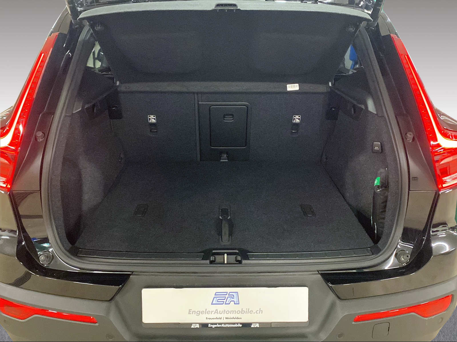 VOLVO XC40 2.0 B3 MH Plus Dark-image-14