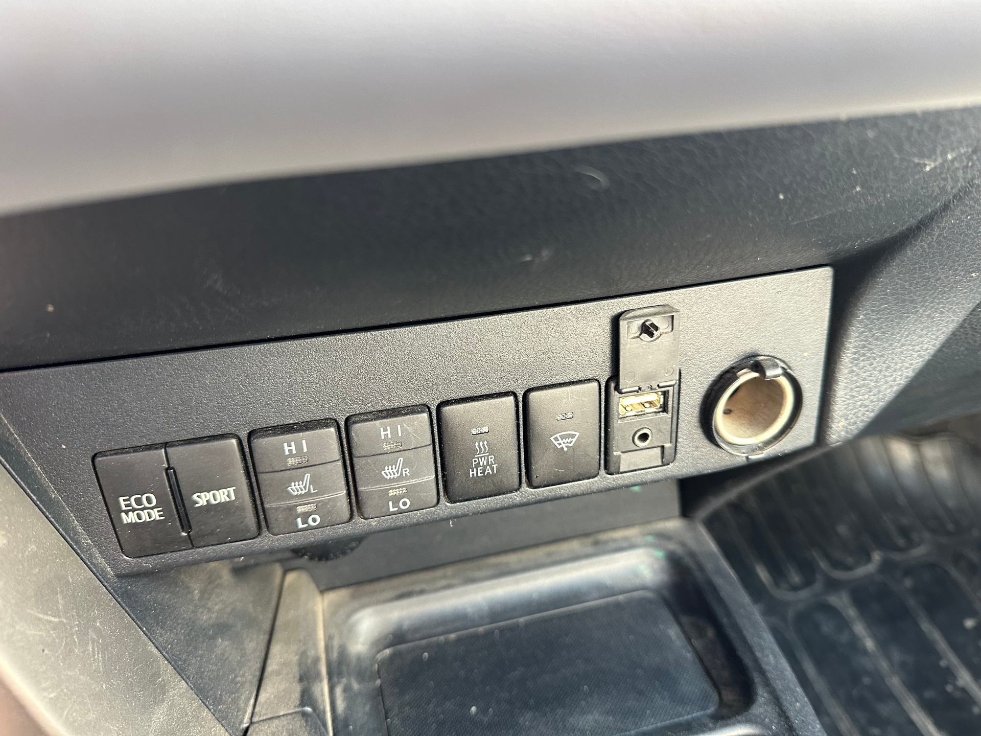 TOYOTA RAV-4 2.2D-CAT Sol Premium AT-image-3