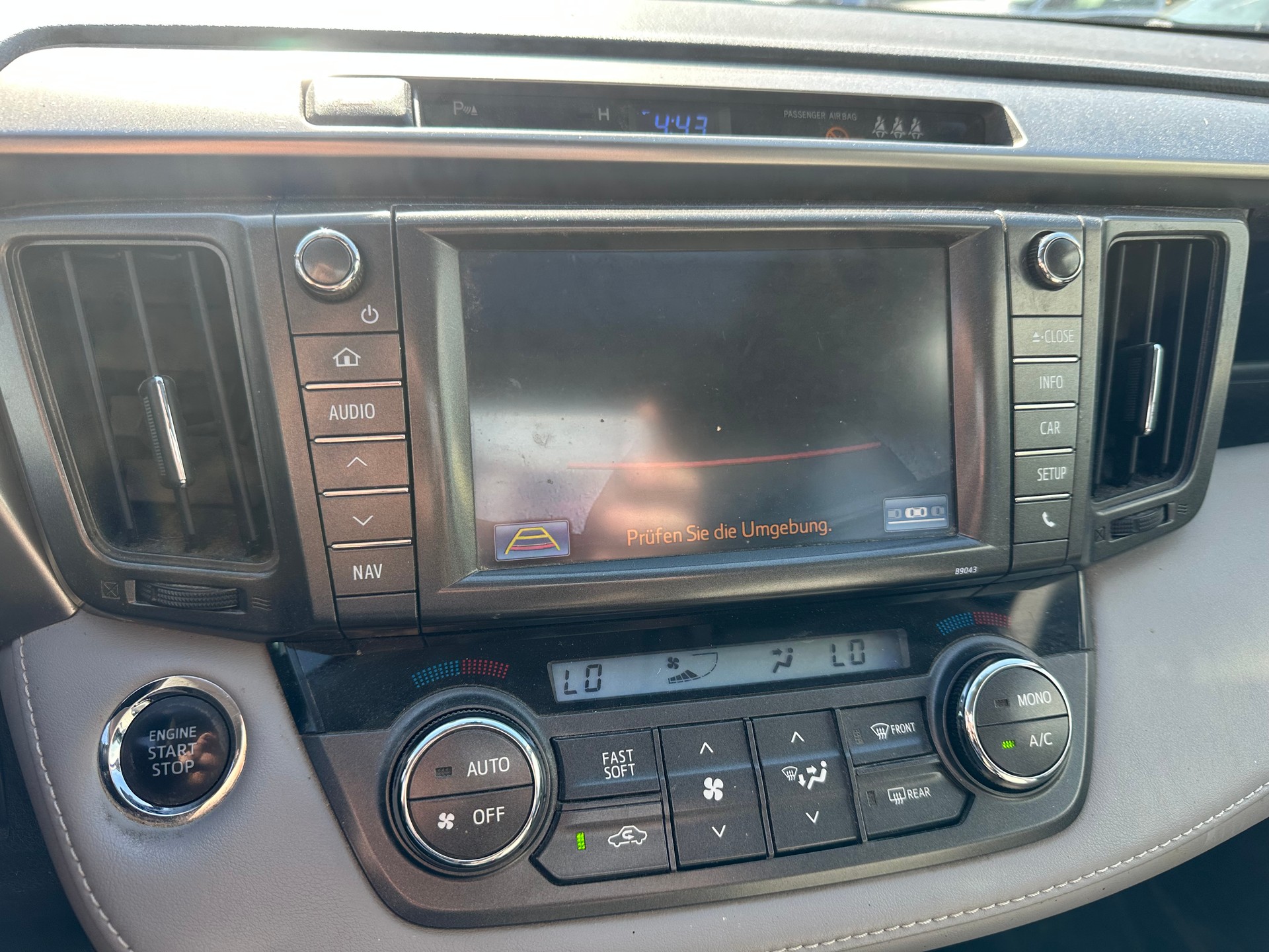 TOYOTA RAV-4 2.2D-CAT Sol Premium AT-image-2