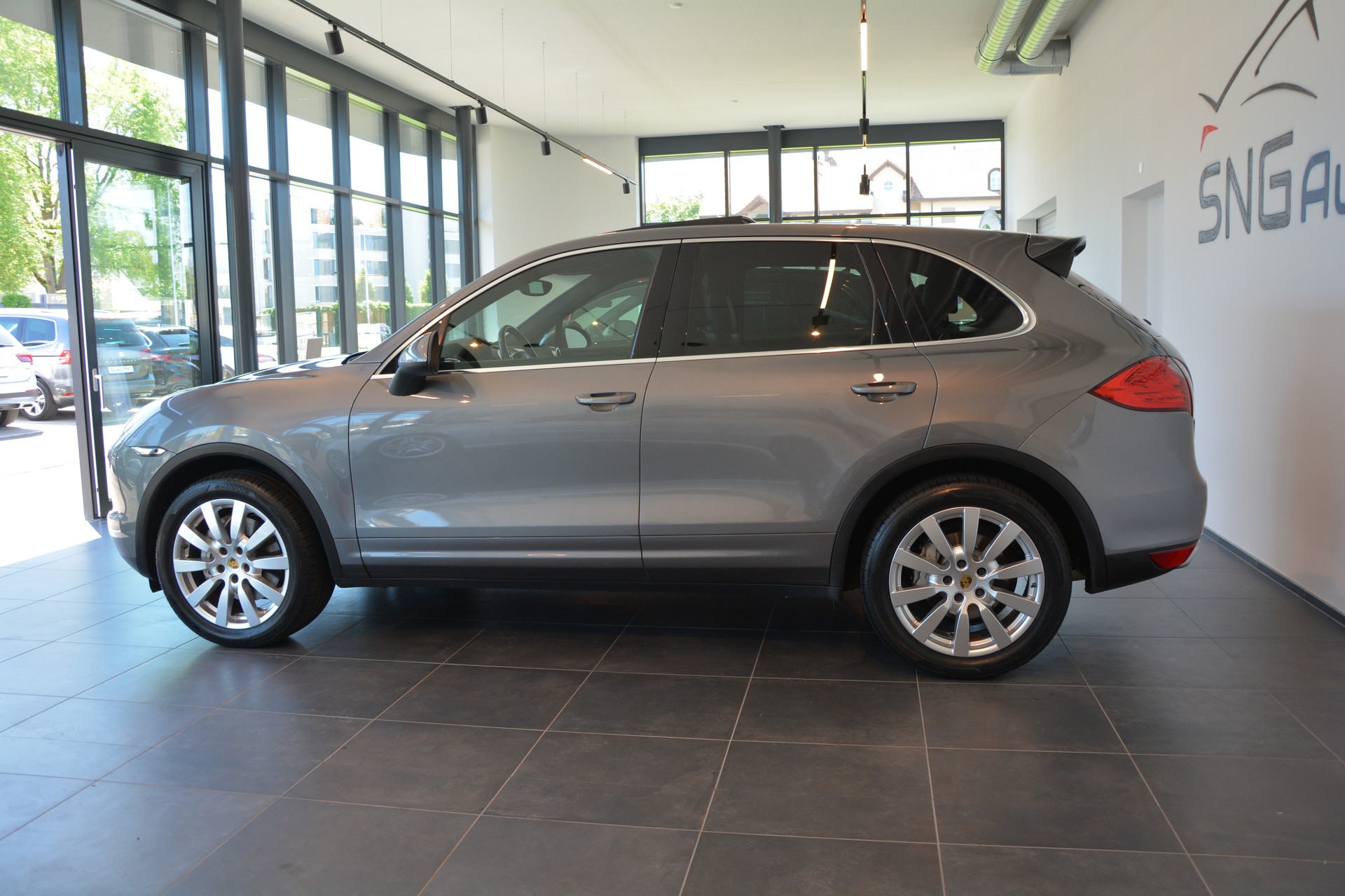 PORSCHE Cayenne S Diesel-showroom-element-2