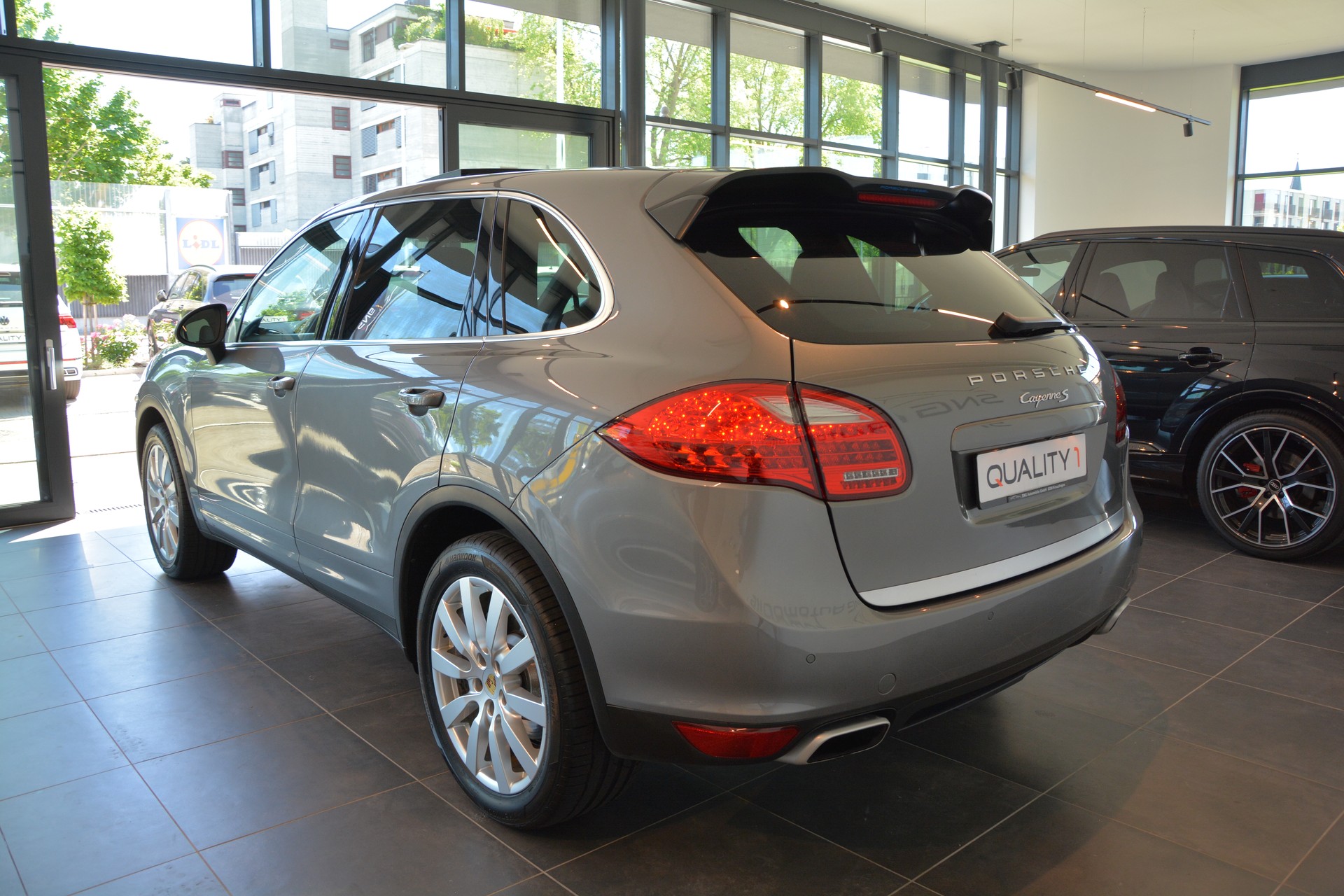 PORSCHE Cayenne S Diesel-showroom-element-3