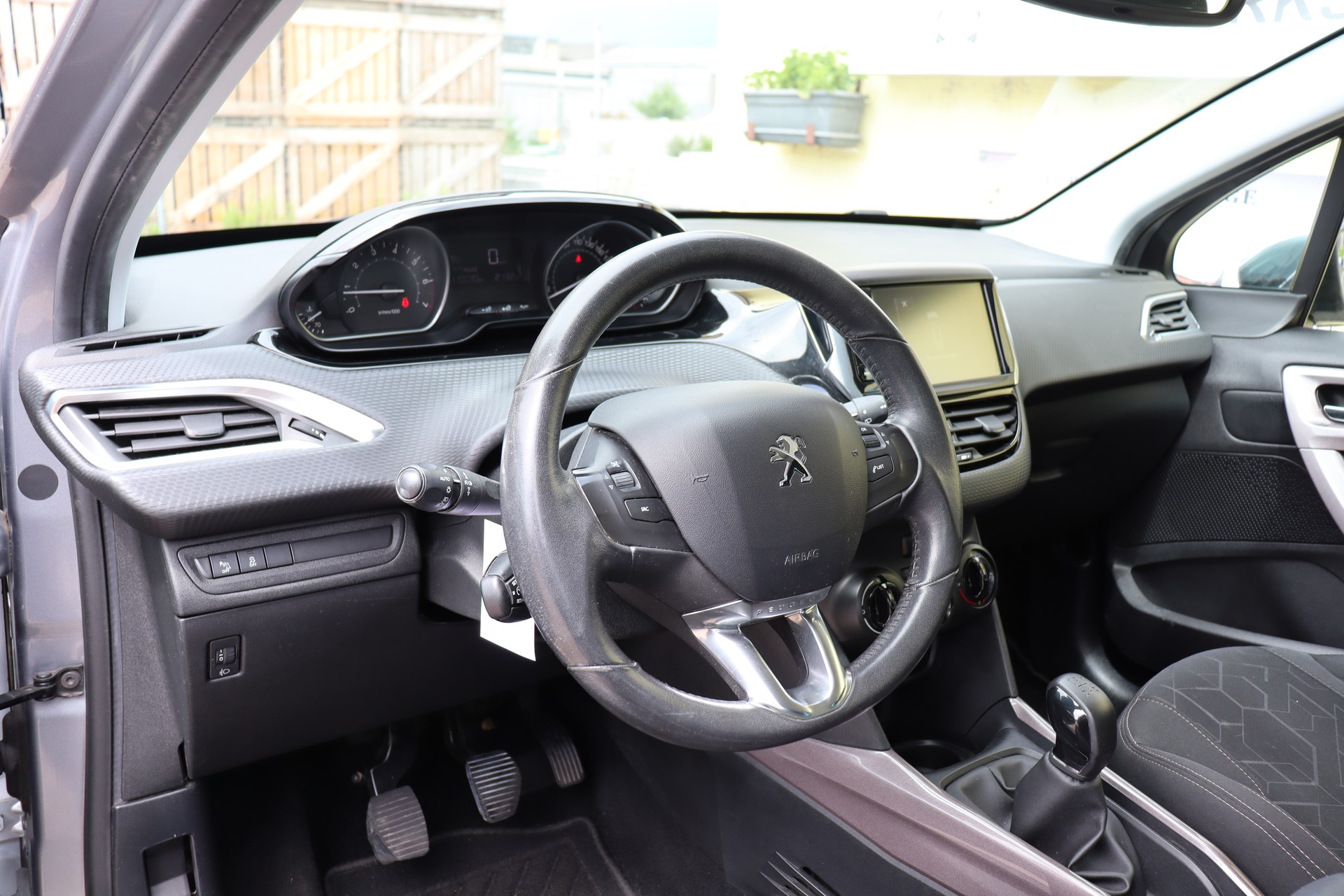 PEUGEOT 2008 1.2 VTI Style-image-6